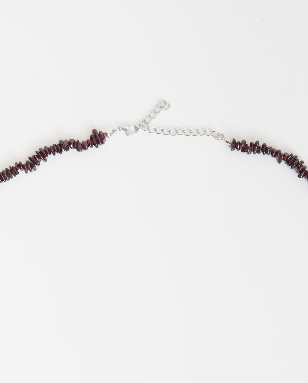 Collier long de couleur marron avec pierres décoratives et fermoir mousqueton ajustable. Élégance discrète et touche artisanale. 2