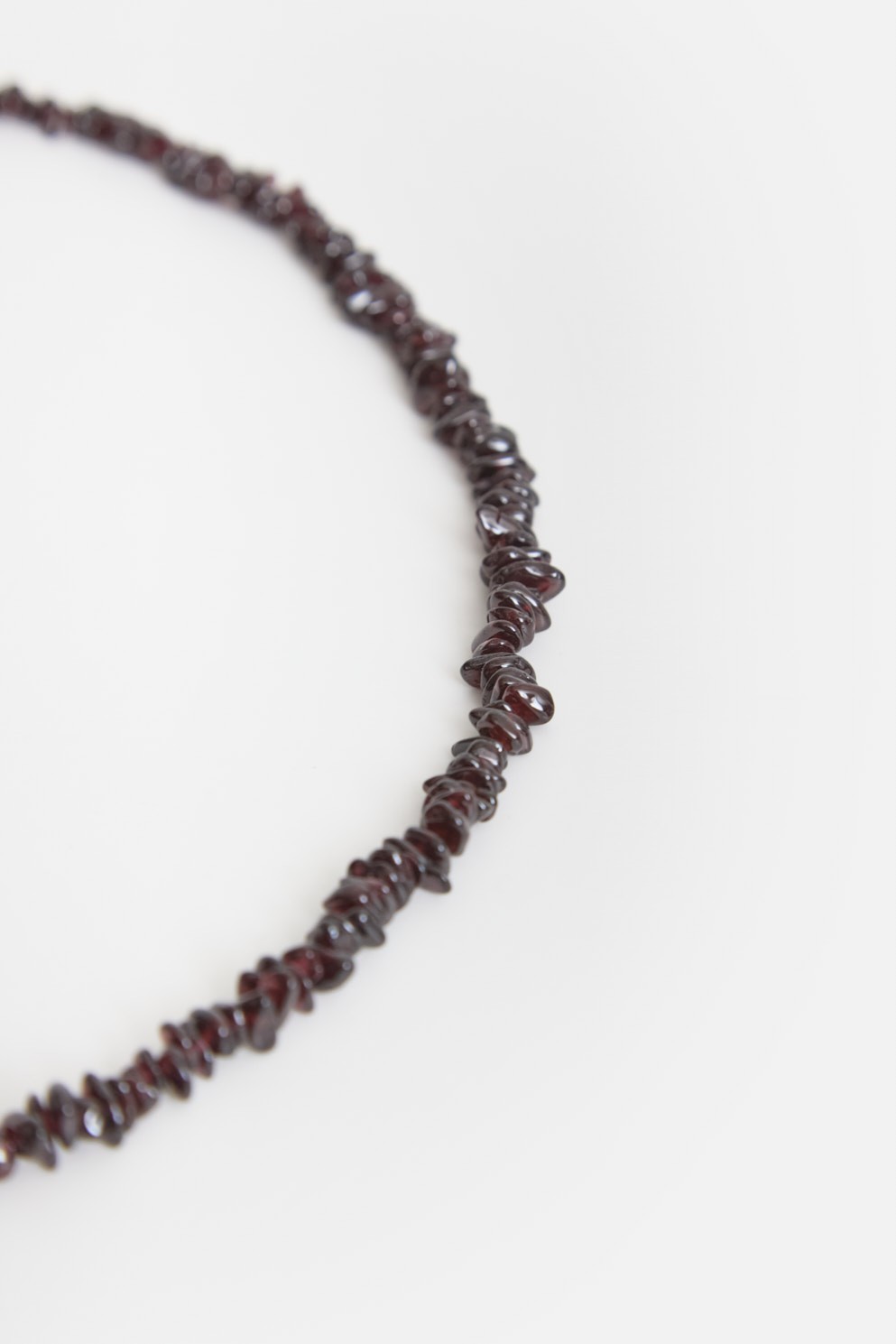 Collier long de couleur marron avec pierres décoratives et fermoir mousqueton ajustable. Élégance discrète et touche artisanale. 1
