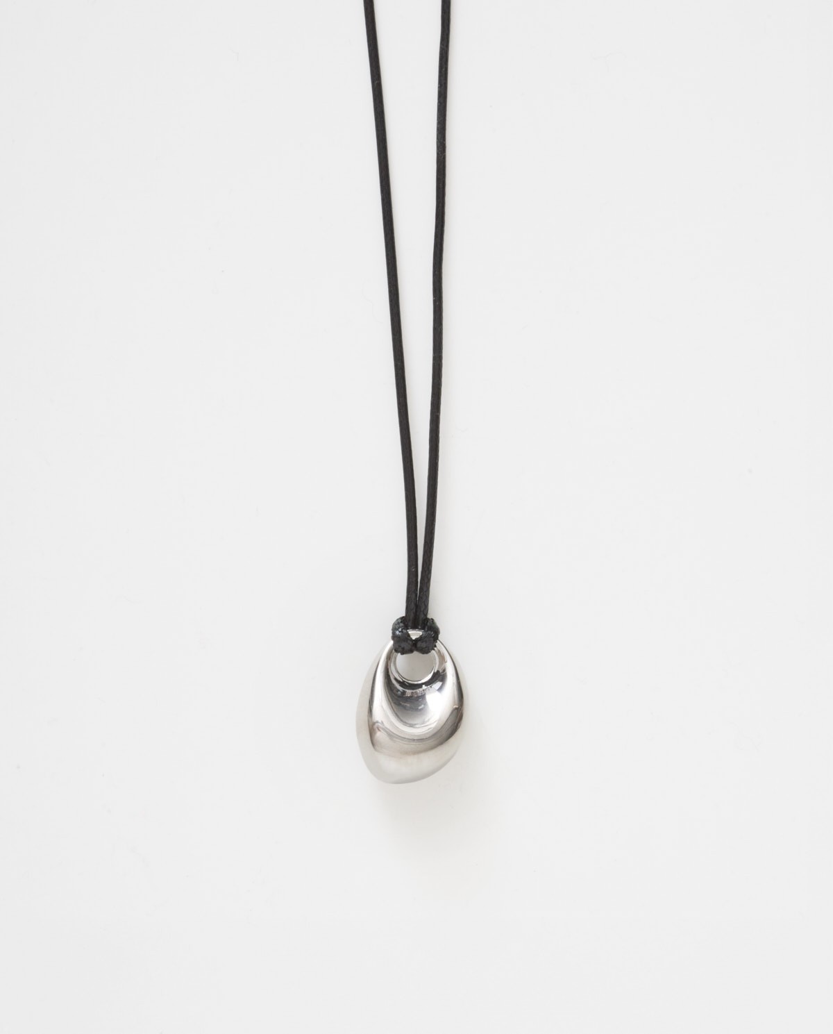 Collaret llarg amb ornament metàl·lic platejat i cordó de polièster ajustable. Un complement versàtil i refinat per als teus looks.