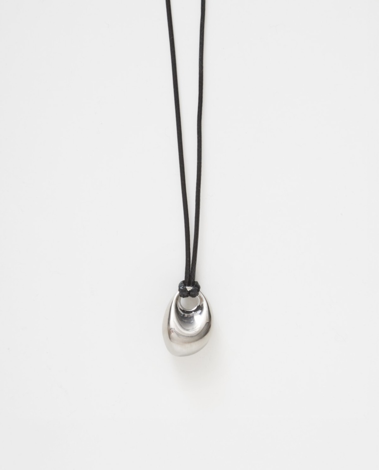 Colgante largo con adorno metálico en tono plateado. Cuerda de poliéster ajustable con cierre anudable. Accesorio sofisticado para elevar tu look.