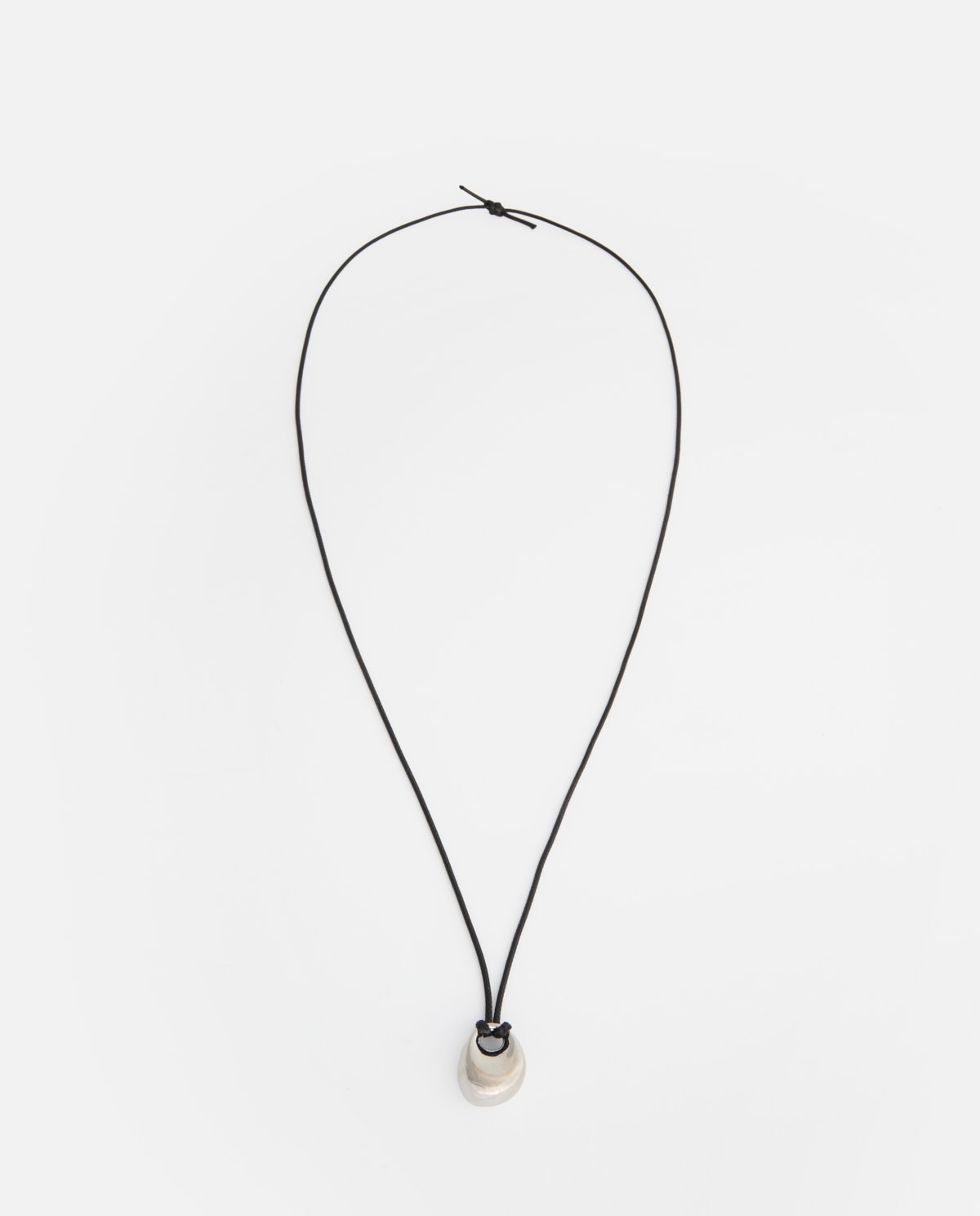 Collaret llarg amb ornament metàl·lic platejat i cordó de polièster ajustable. Un complement versàtil i refinat per als teus looks. 1