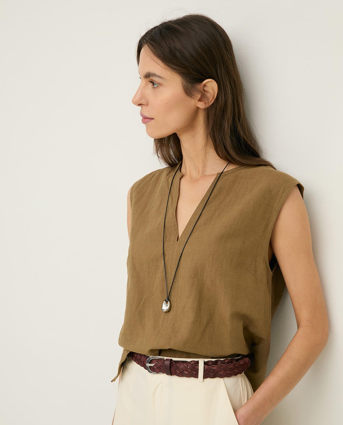 Colgante largo detalle metálico plateado mujer Yerse - Detalle frontal