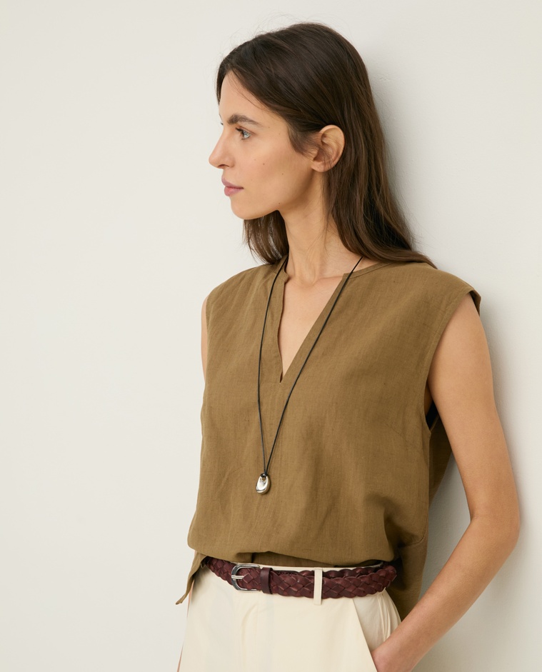 Colgante largo detalle metálico plateado mujer Yerse - Detalle frontal