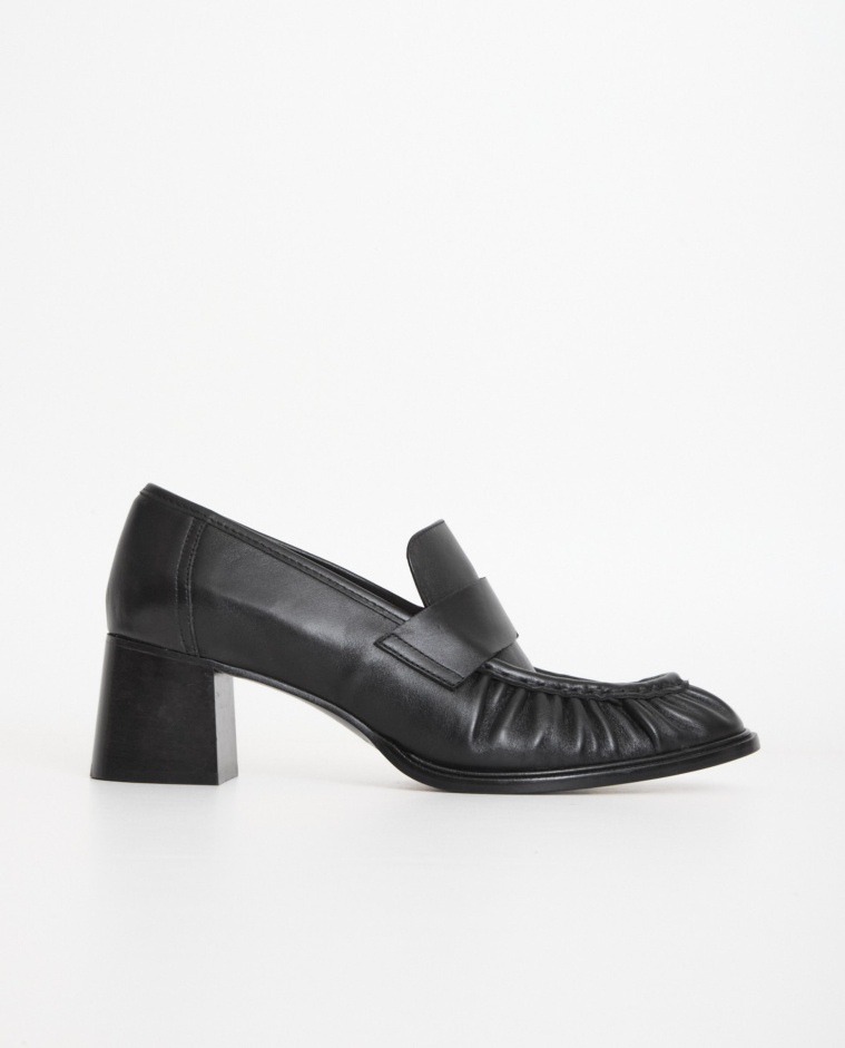 Black wrinkle-effect heeled loafers woman Yerse - Front view