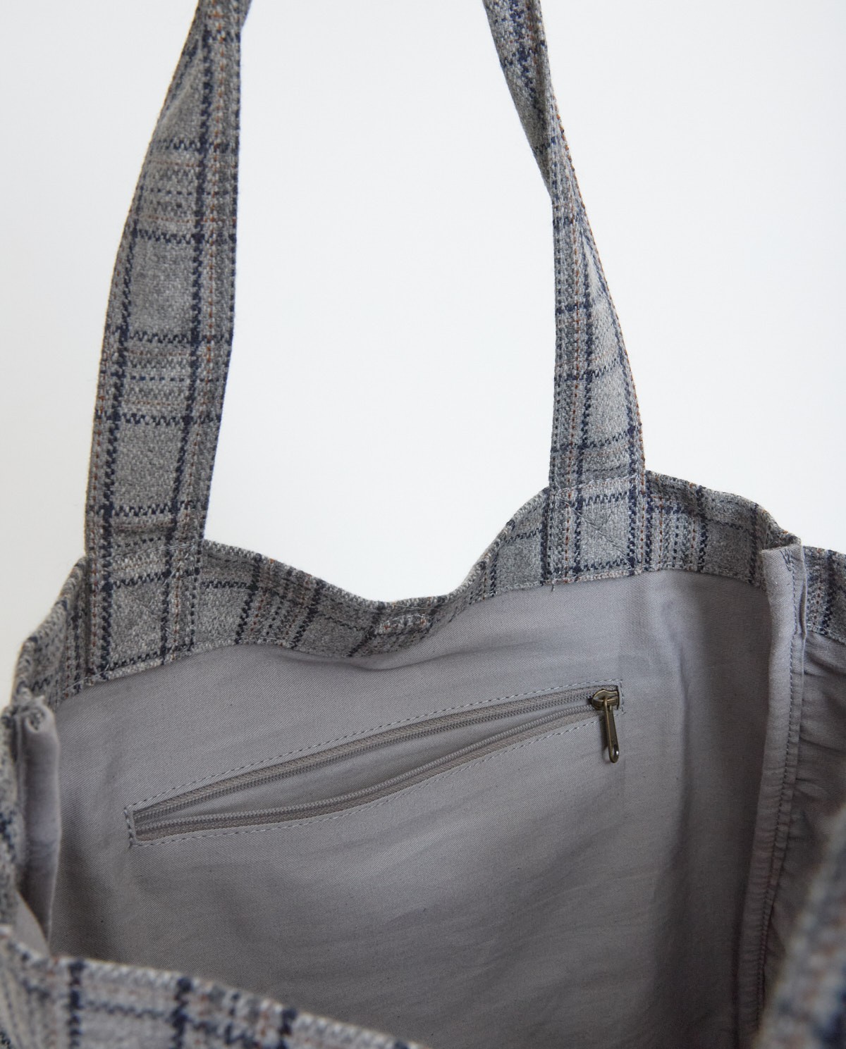 Checkered print bag magnet - Bag 1