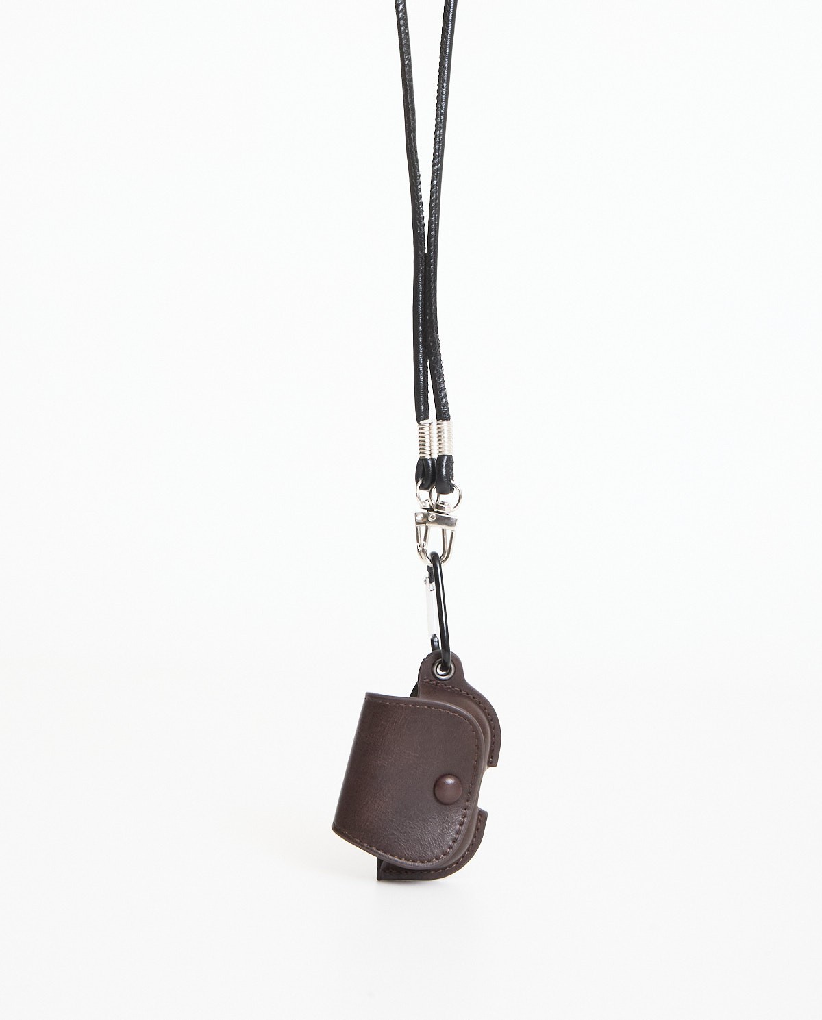 Funda para AirPods color chocolate con cinta para el cuello y cierre con botón a presión – Yerse 1