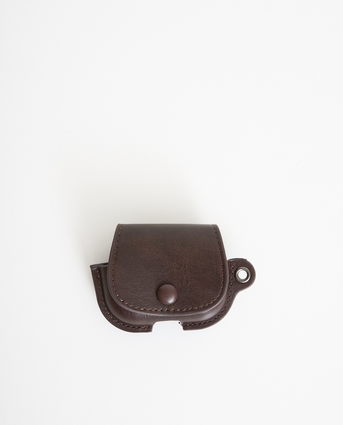 Funda para AirPods color chocolate con cinta para el cuello y cierre con botón a presión – Yerse 2