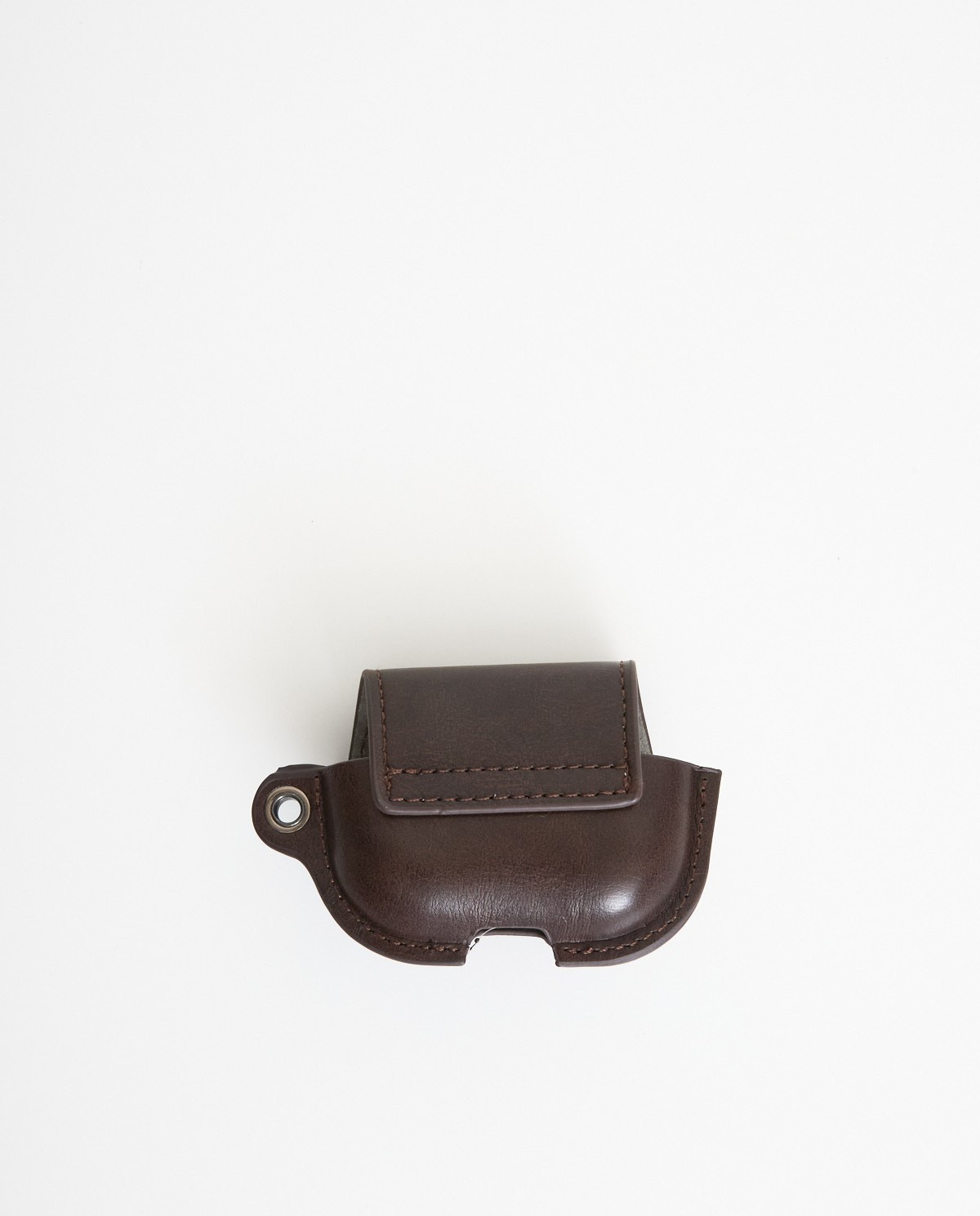 Funda para AirPods color chocolate con cinta para el cuello y cierre con botón a presión – Yerse 3