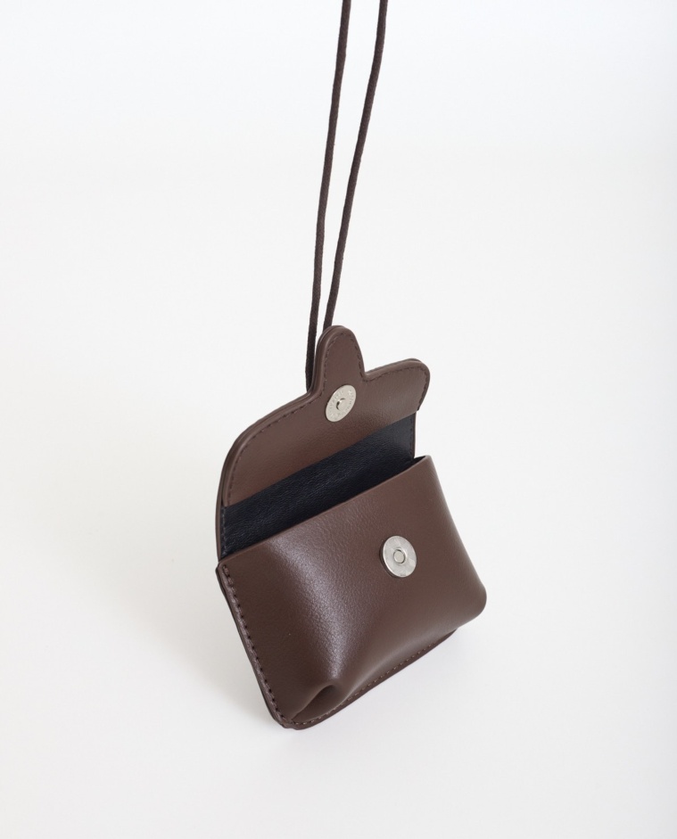 Mini monedero rígido chocolate mujer Yerse - Detalle frontal