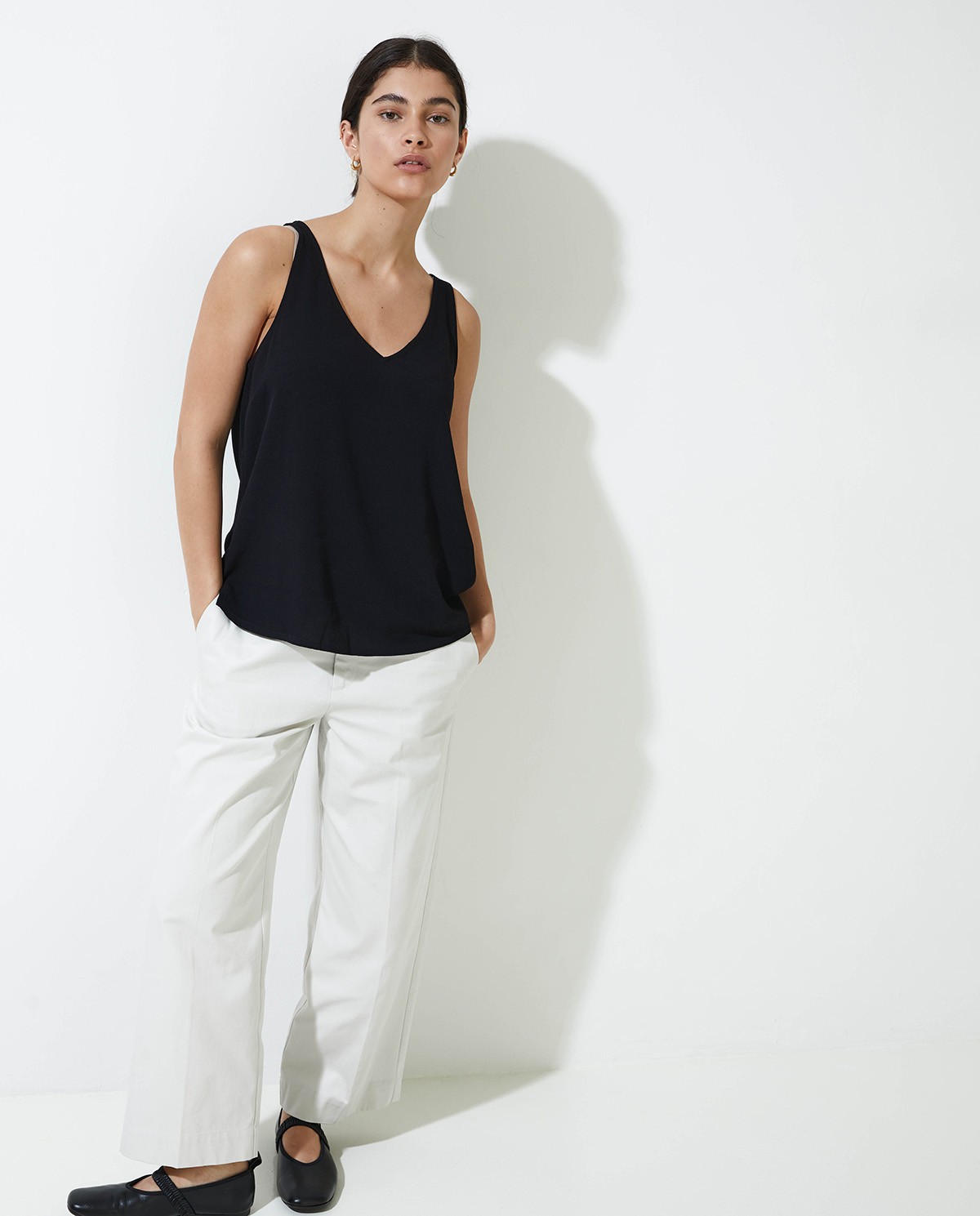 Women’s black Ecovero crepe top – sleeveless, soft and sustainable 4