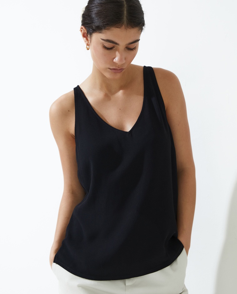 Top de tirantes negro en crepé Ecovero – escote en V, suave, fluido y ecológico