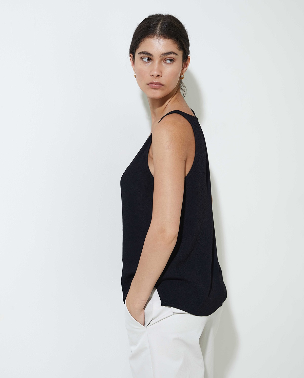 Women’s black Ecovero crepe top – sleeveless, soft and sustainable 2