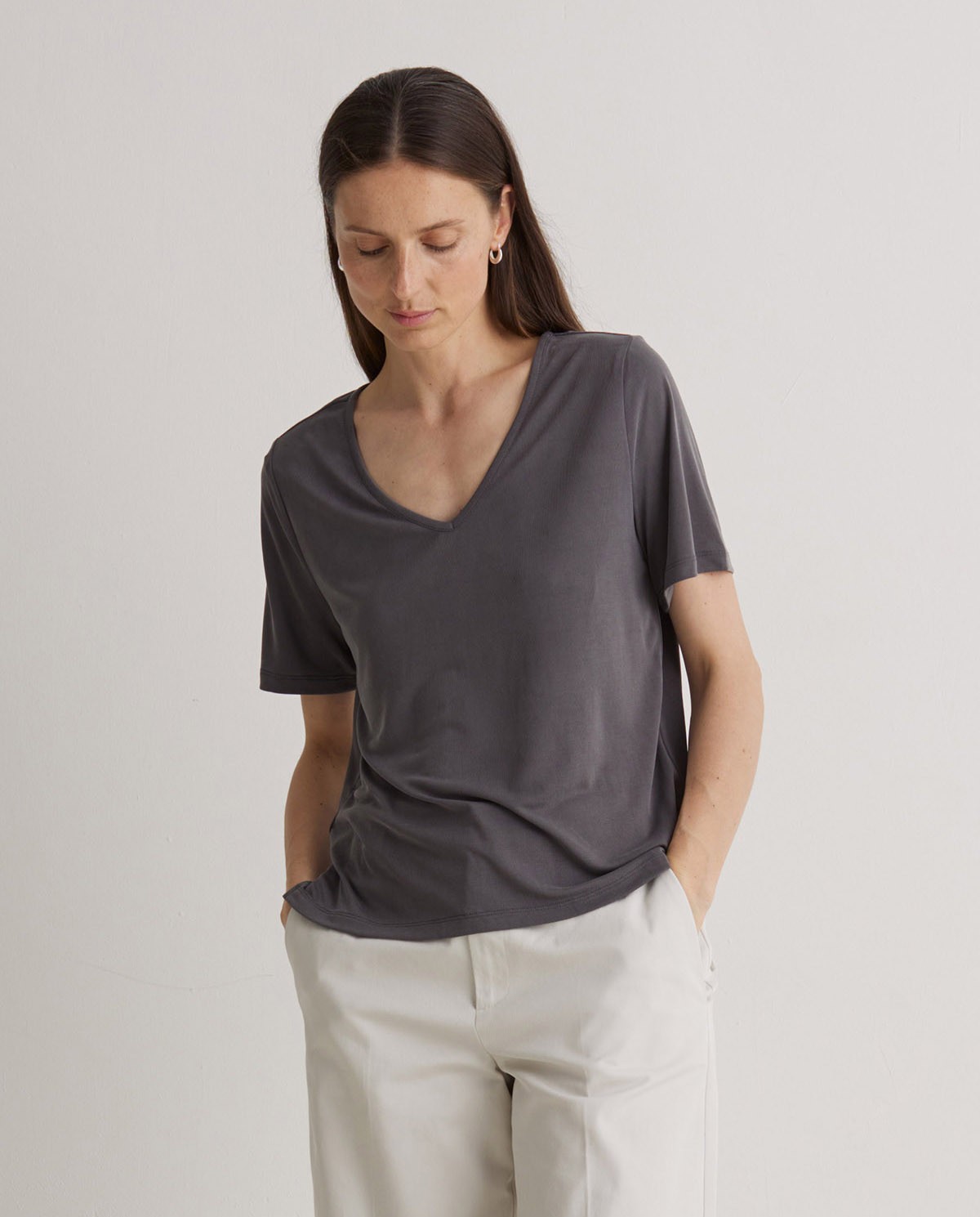 Camiseta antracita de escote en pico para mujer – holgada, fresca y con aberturas laterales