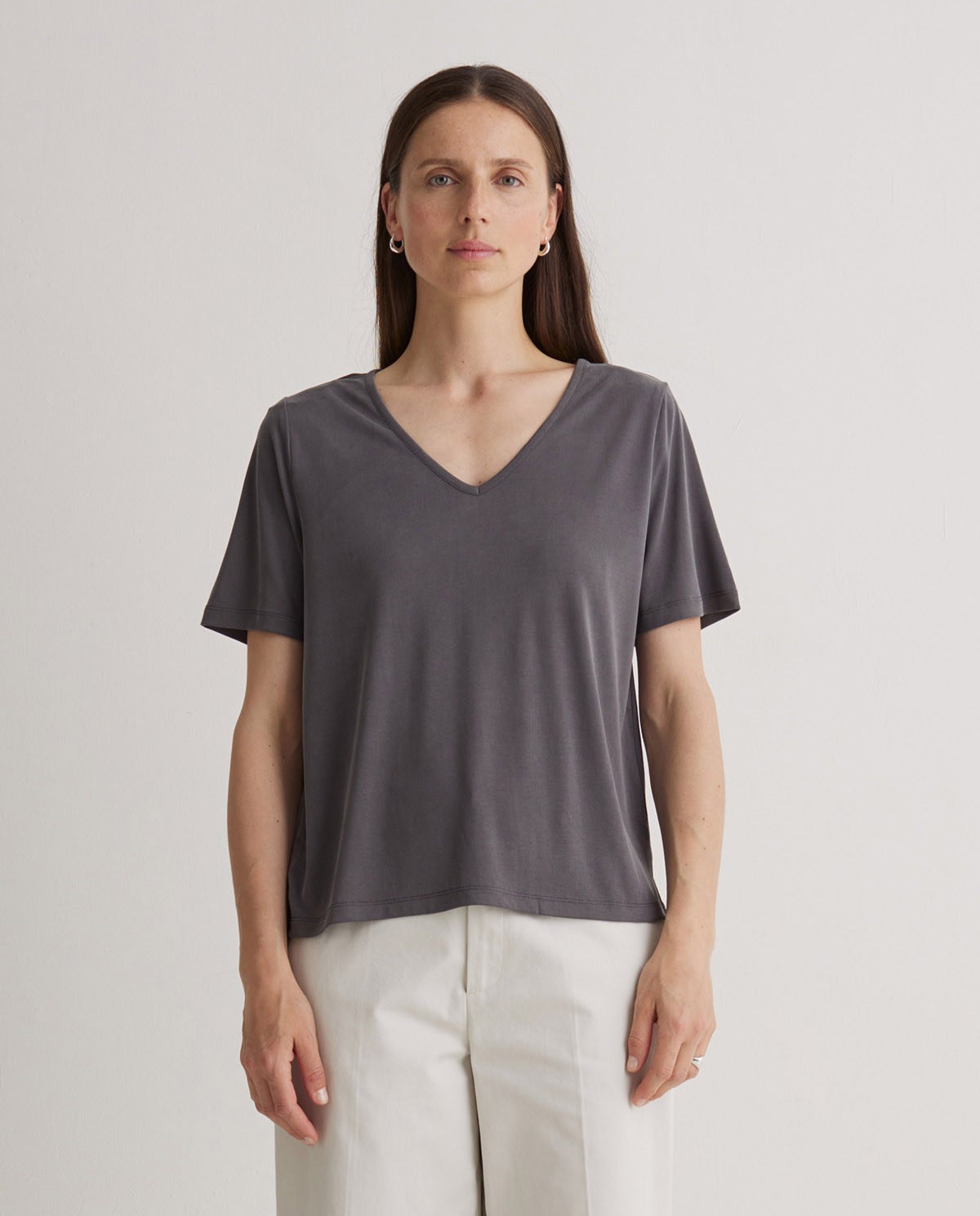 Camiseta antracita de escote en pico para mujer – holgada, fresca y con aberturas laterales 3