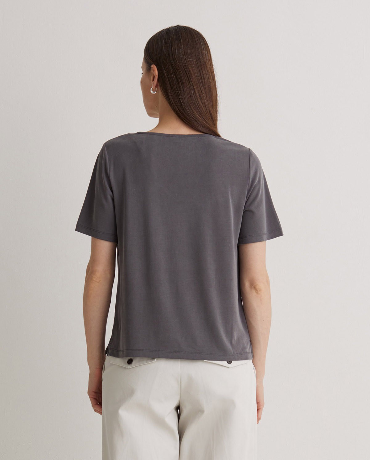 Camiseta antracita de escote en pico para mujer – holgada, fresca y con aberturas laterales 4
