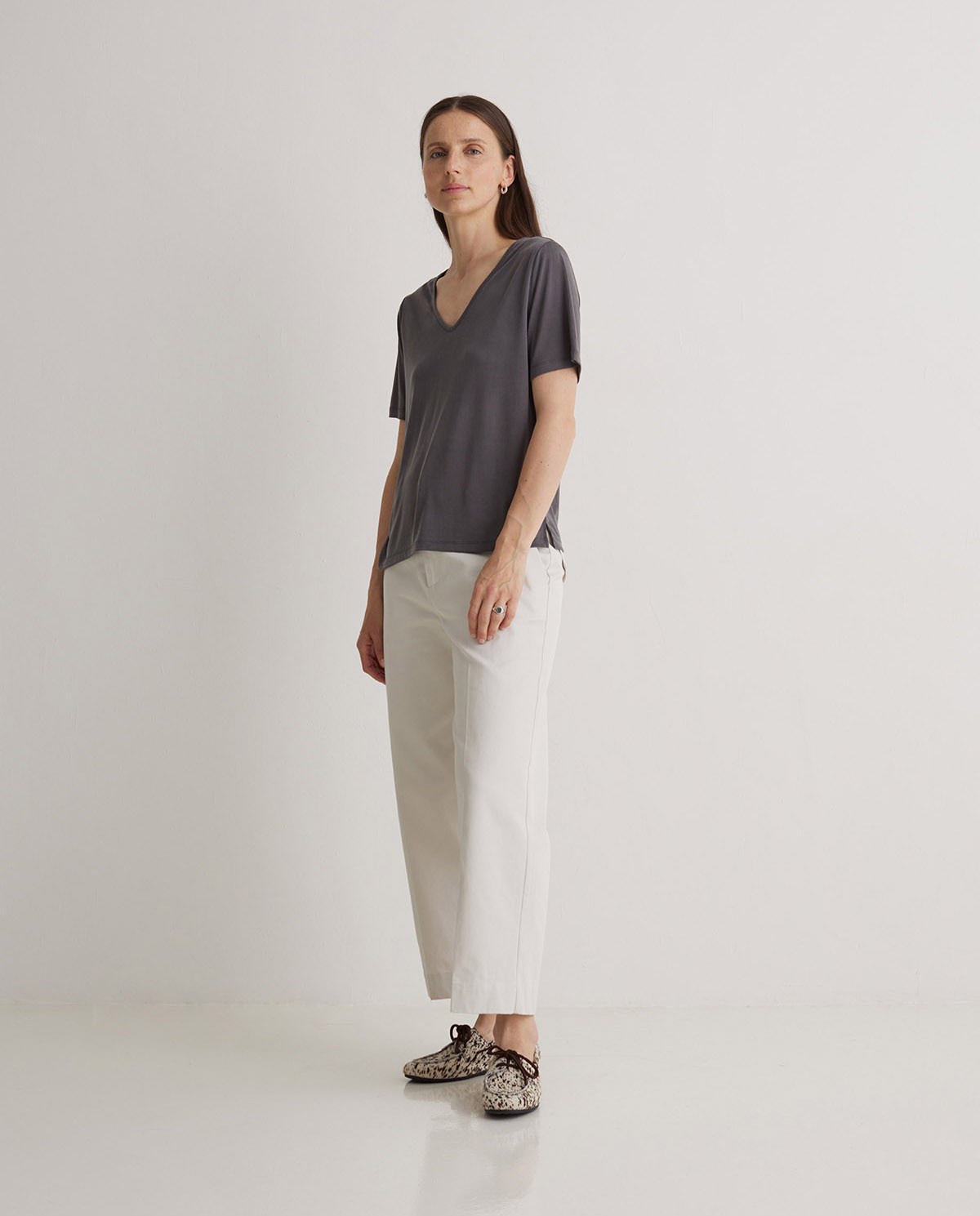 Camiseta antracita de escote en pico para mujer – holgada, fresca y con aberturas laterales 1