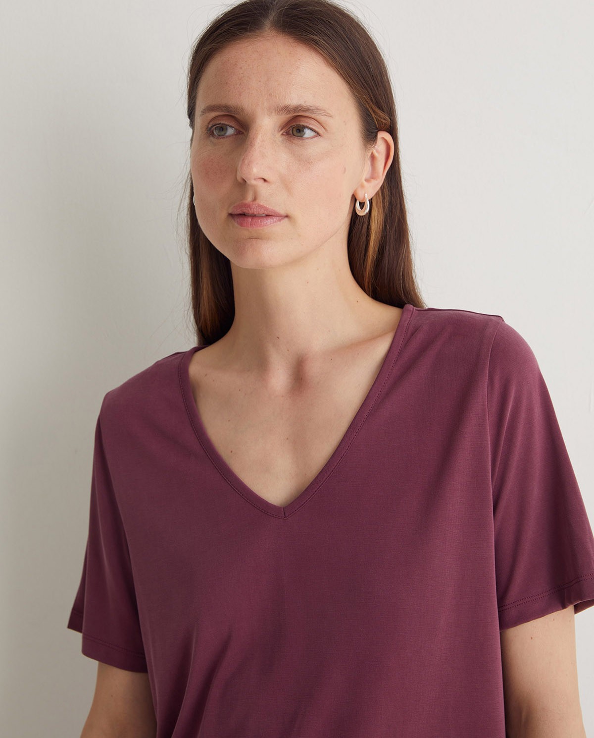 Camiseta holgada escote pico berenjena mujer Yerse - Detalle frontal