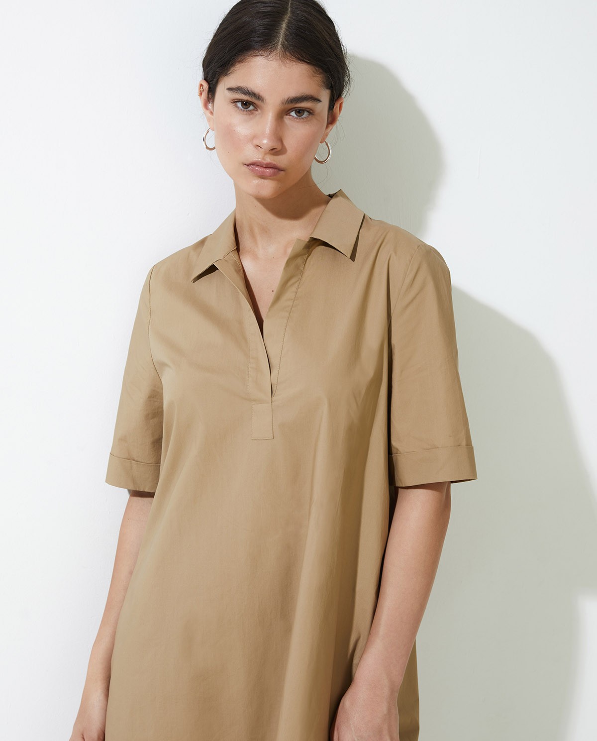 Vestido camisero 100% algodón beige para mujer – cuello polo, corte recto y manga corta 2