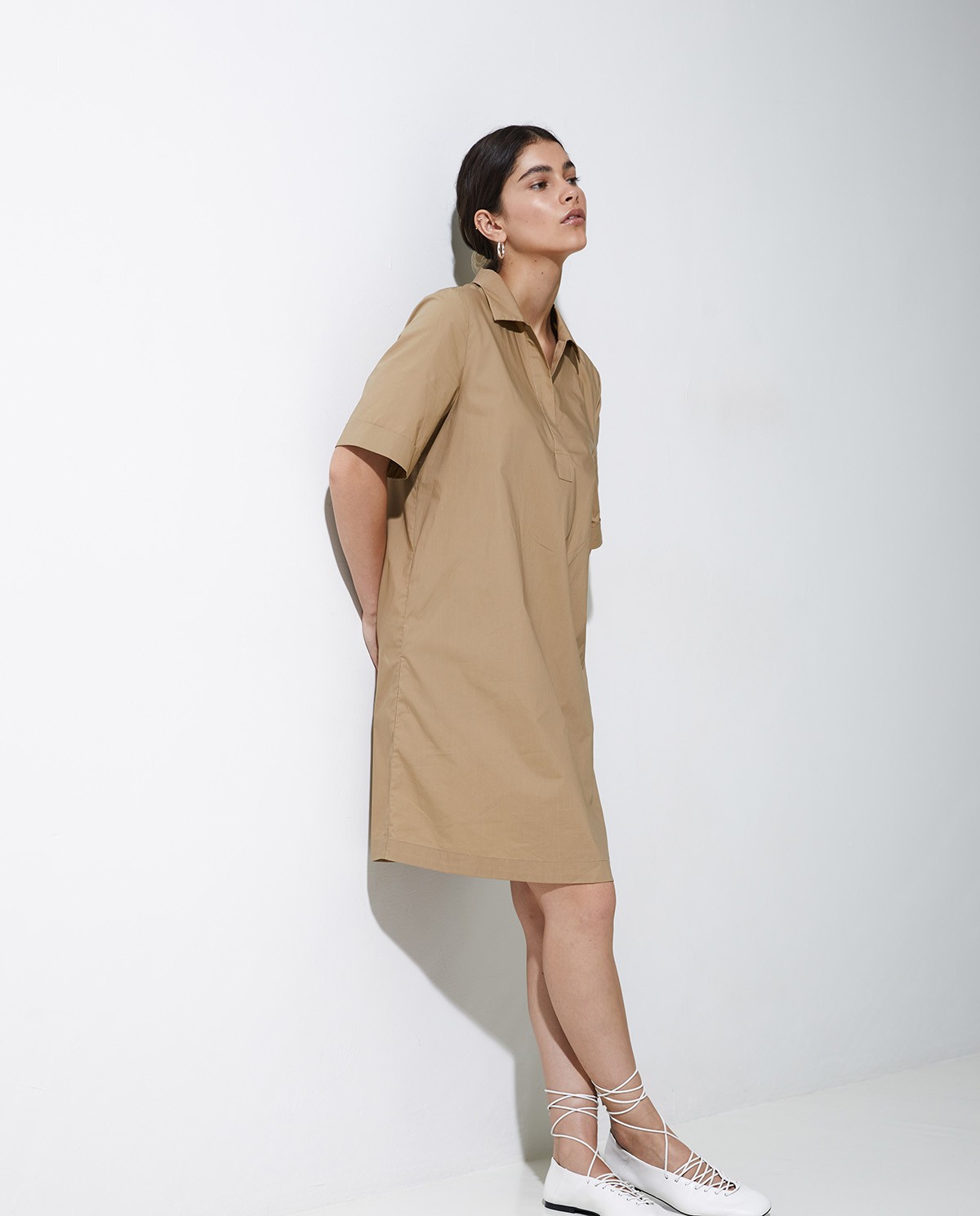 Vestido camisero 100% algodón beige para mujer – cuello polo, corte recto y manga corta 3