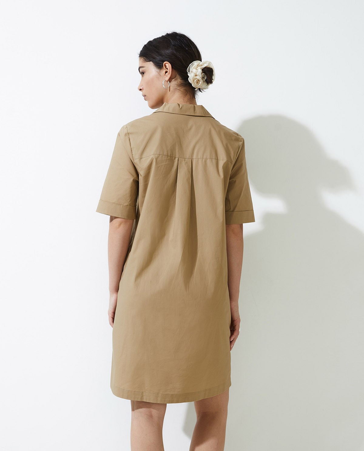 Vestido camisero 100% algodón beige para mujer – cuello polo, corte recto y manga corta 4