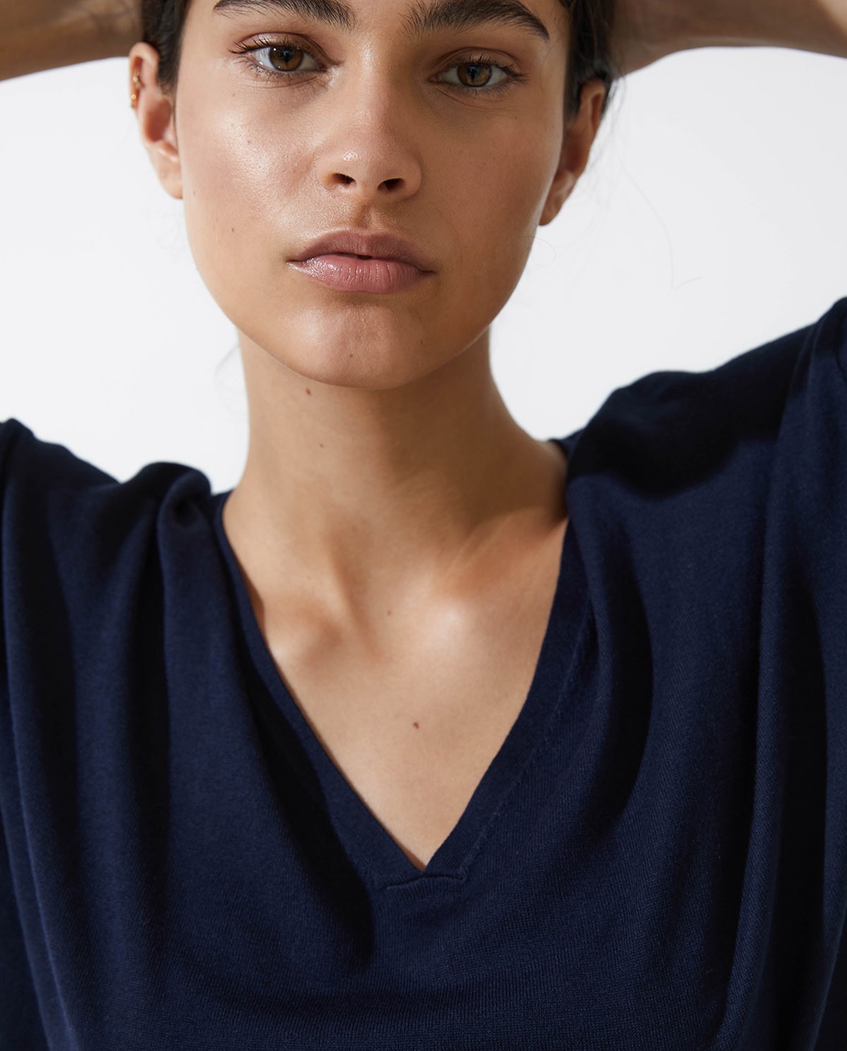 Pull femme manches courtes – col en V, modal et coton, fentes latérales et finition côtelée 1