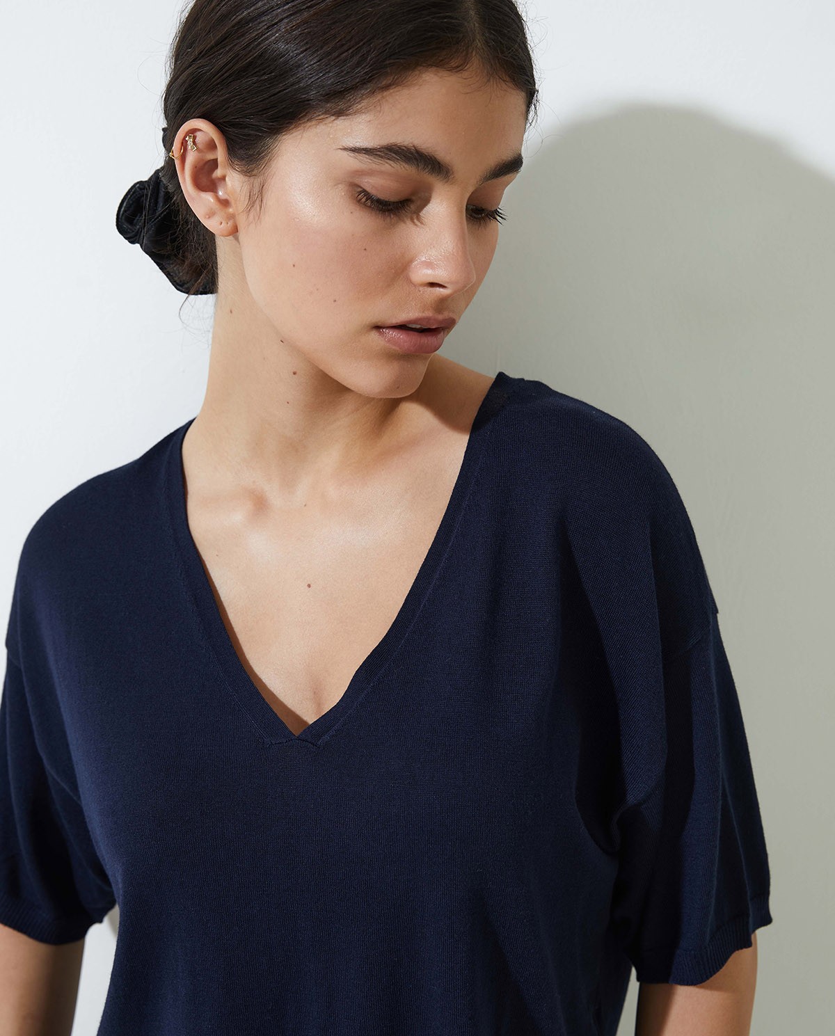 Pull femme manches courtes – col en V, modal et coton, fentes latérales et finition côtelée