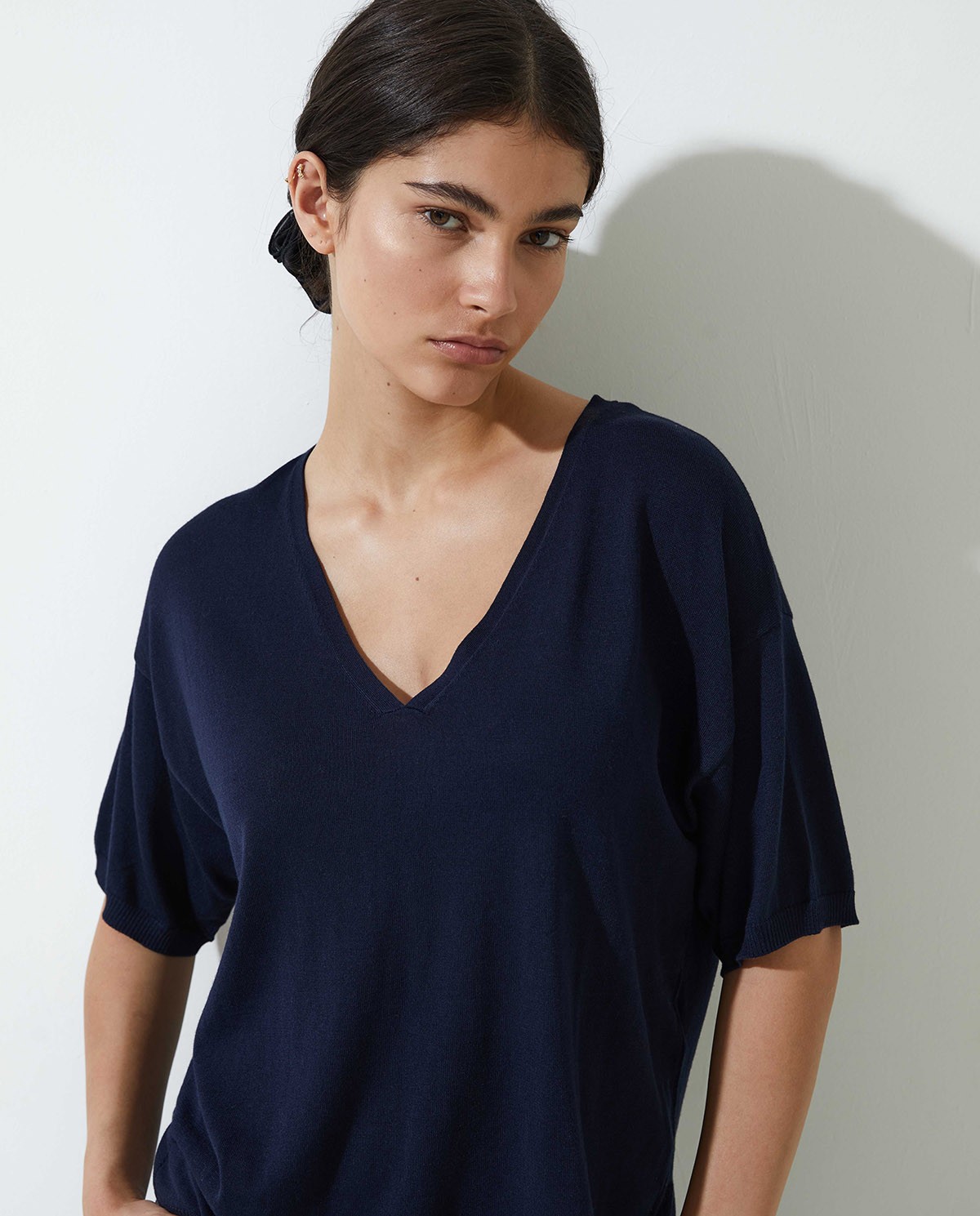 Pull femme manches courtes – col en V, modal et coton, fentes latérales et finition côtelée 2