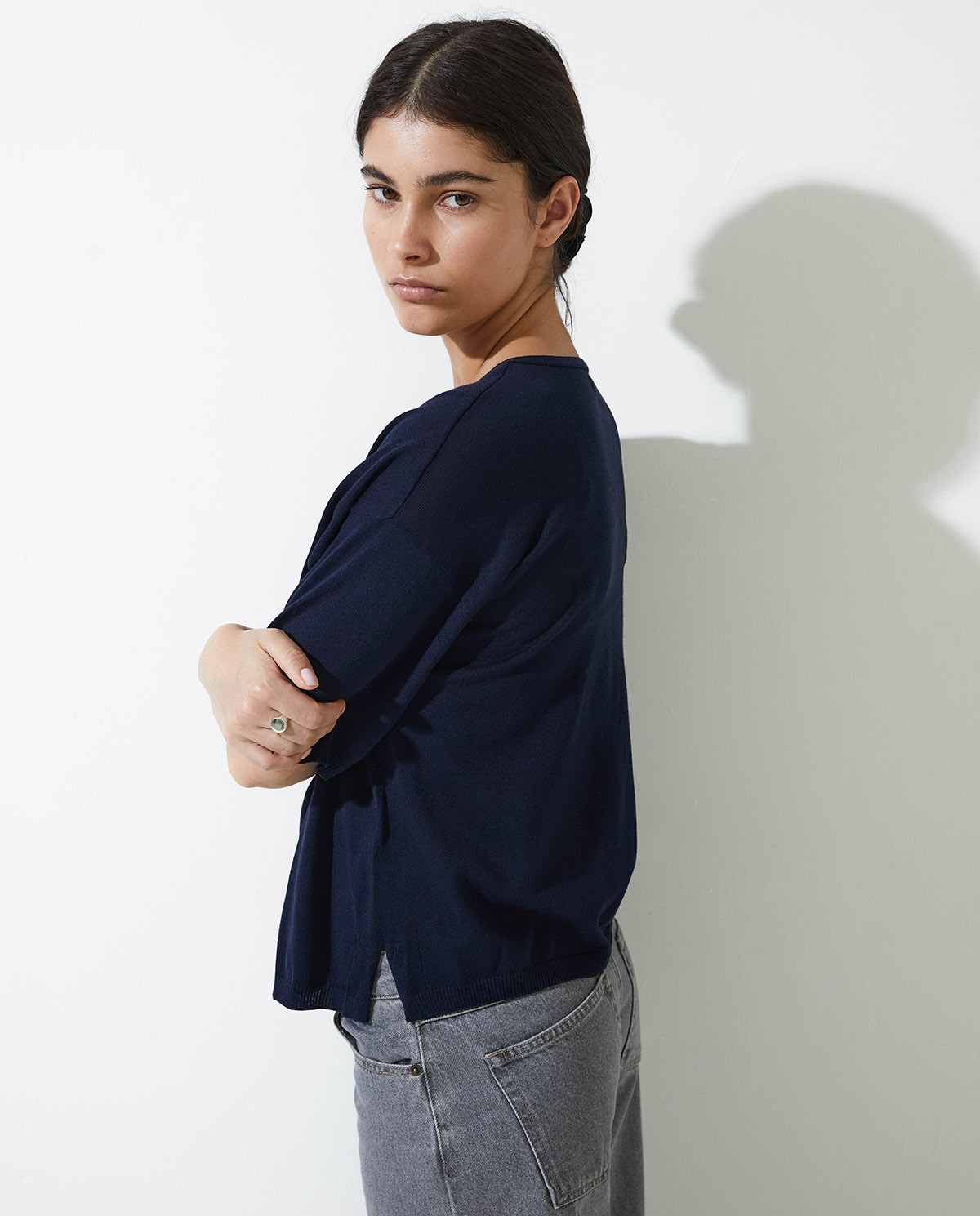 Pull femme manches courtes – col en V, modal et coton, fentes latérales et finition côtelée 3