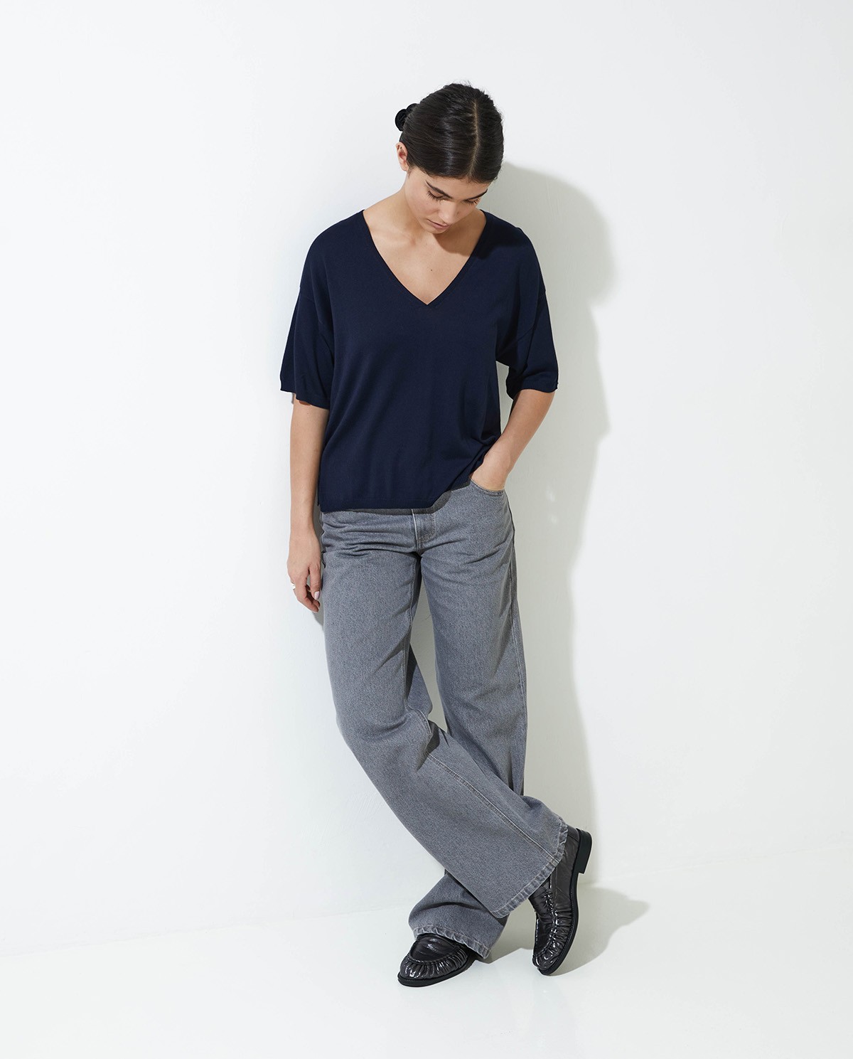 Pull femme manches courtes – col en V, modal et coton, fentes latérales et finition côtelée 4
