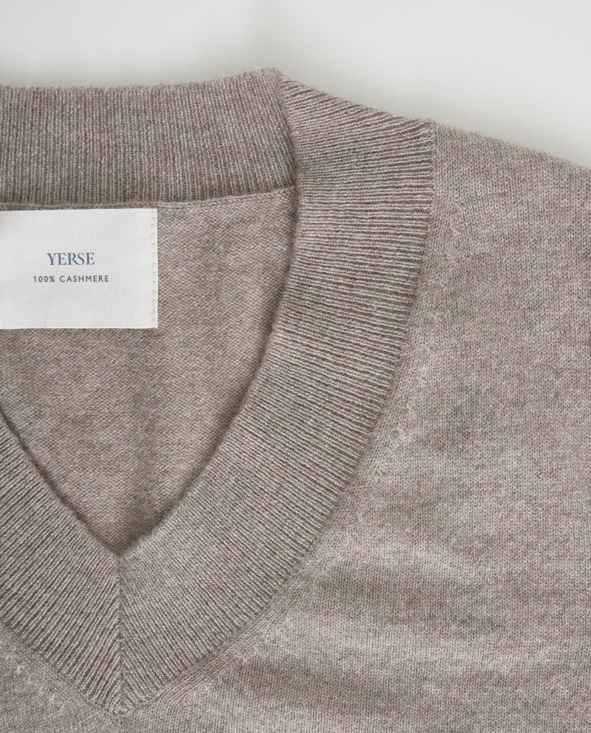 Jersey 100% cashmere beige para mujer – cuello pico, cálido y cómodo 7