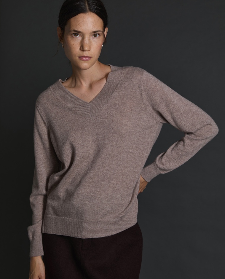 Jersey 100% cashmere beige para mujer – cuello pico, cálido y cómodo