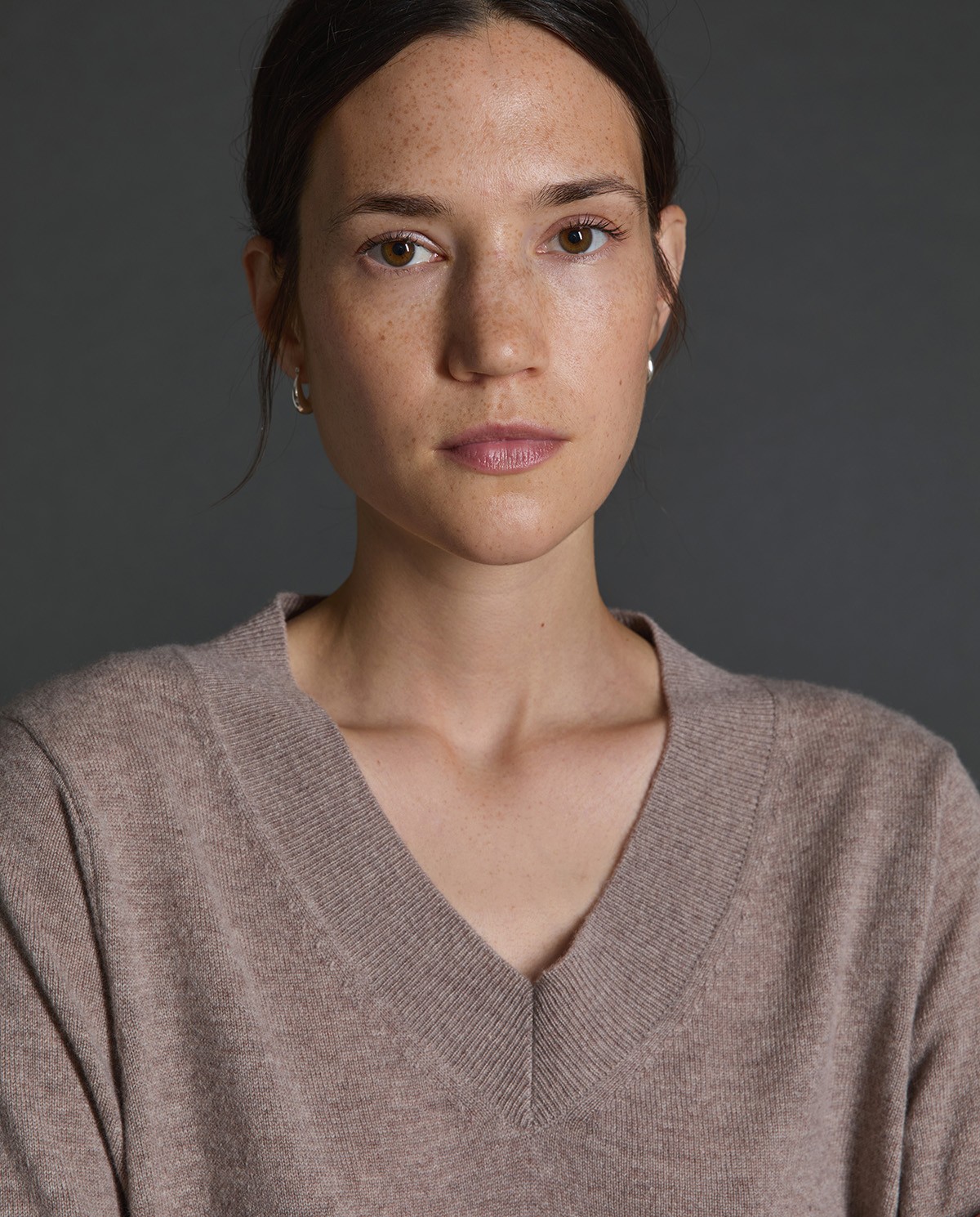 Jersey 100% cashmere beige para mujer – cuello pico, cálido y cómodo 1