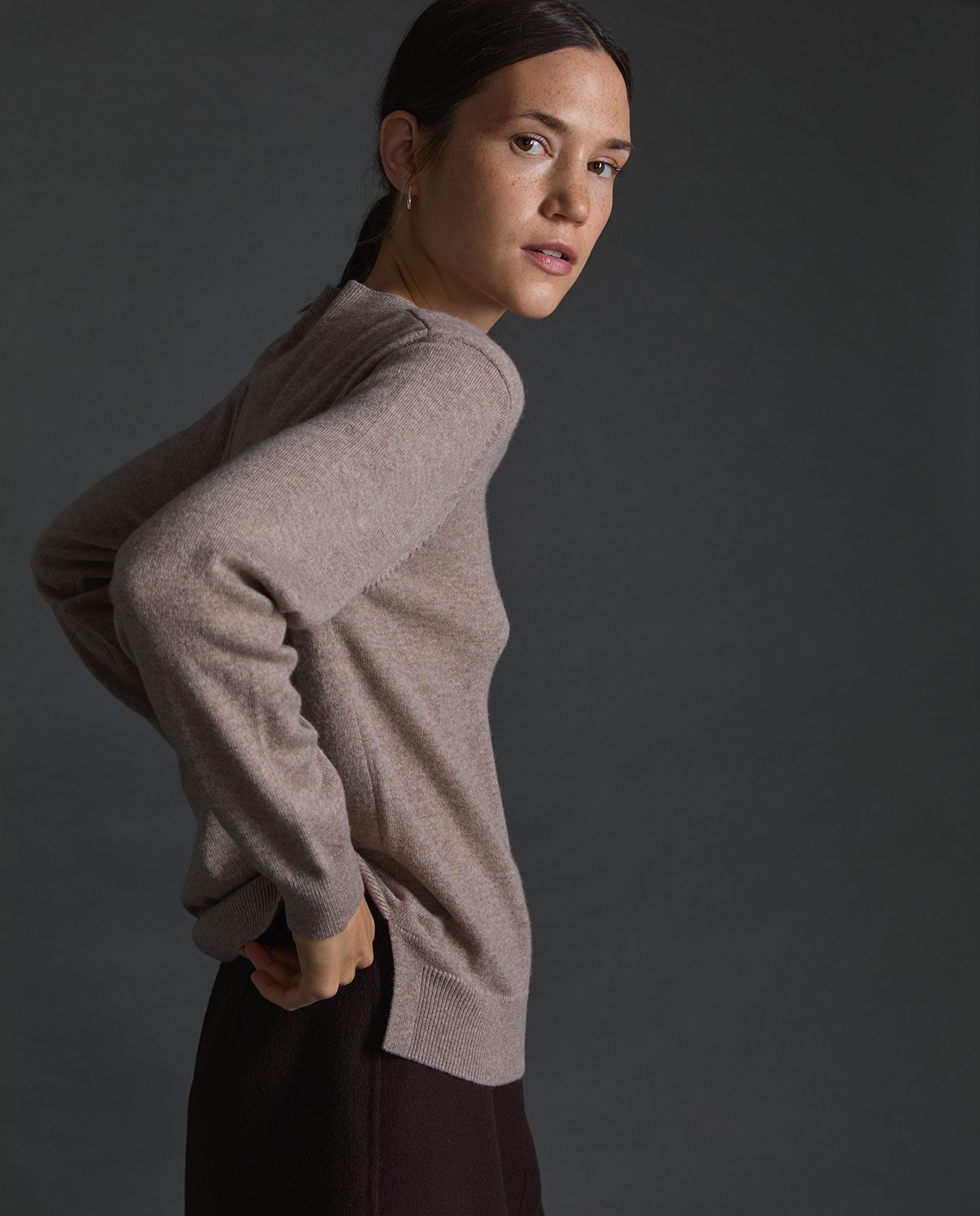 Jersey 100% cashmere beige para mujer – cuello pico, cálido y cómodo 2