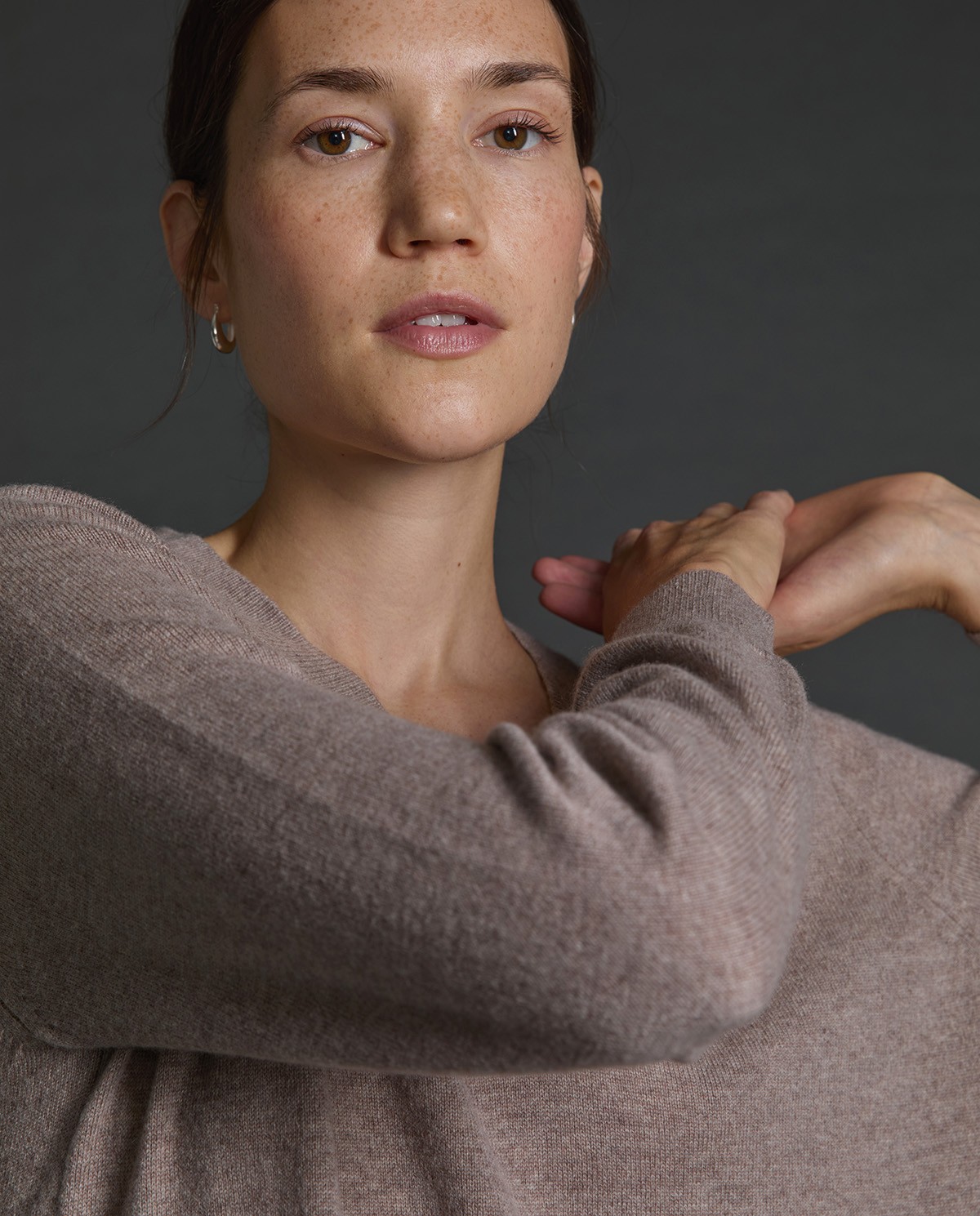 Jersey 100% cashmere beige para mujer – cuello pico, cálido y cómodo 3