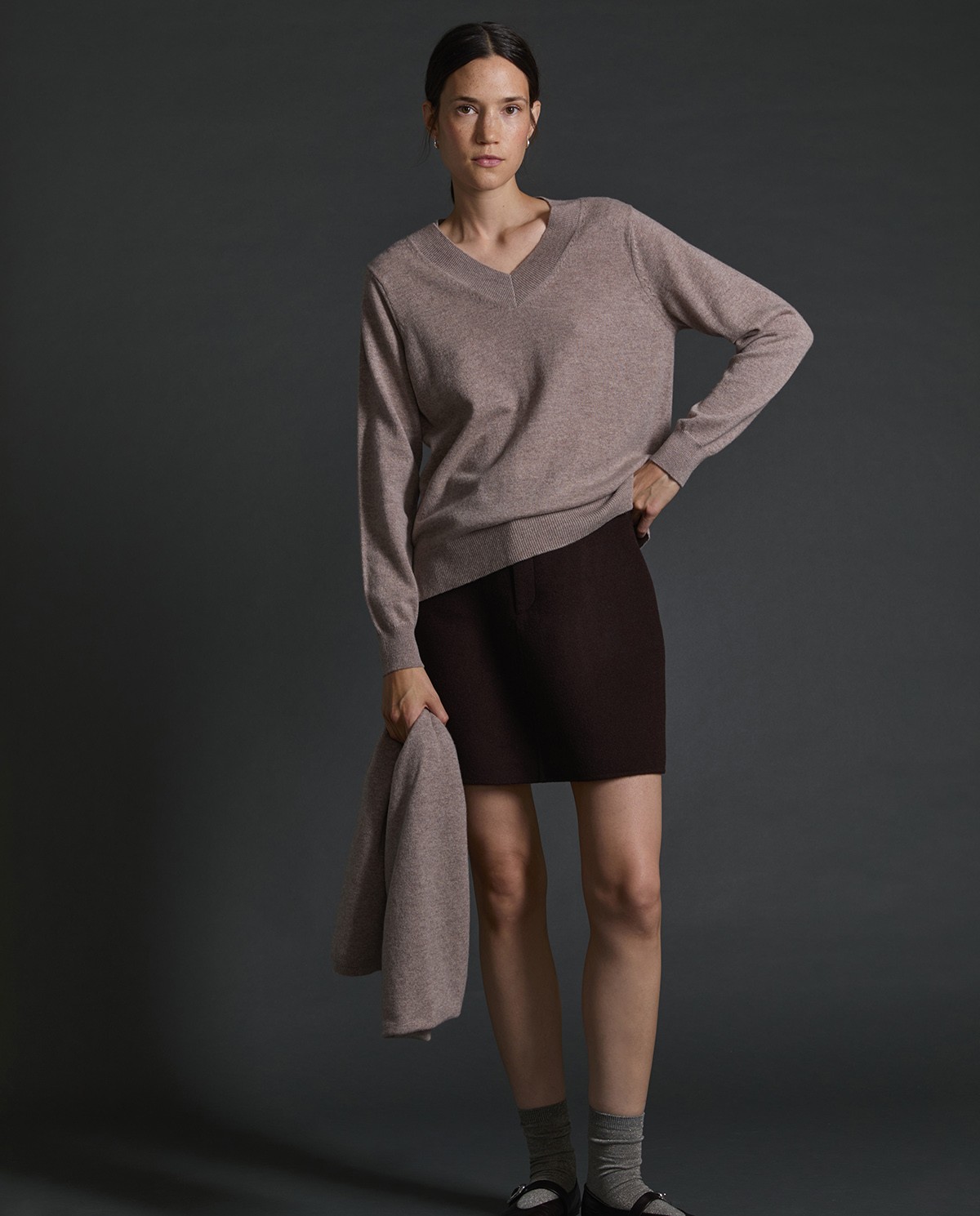 Jersey 100% cashmere beige para mujer – cuello pico, cálido y cómodo 5