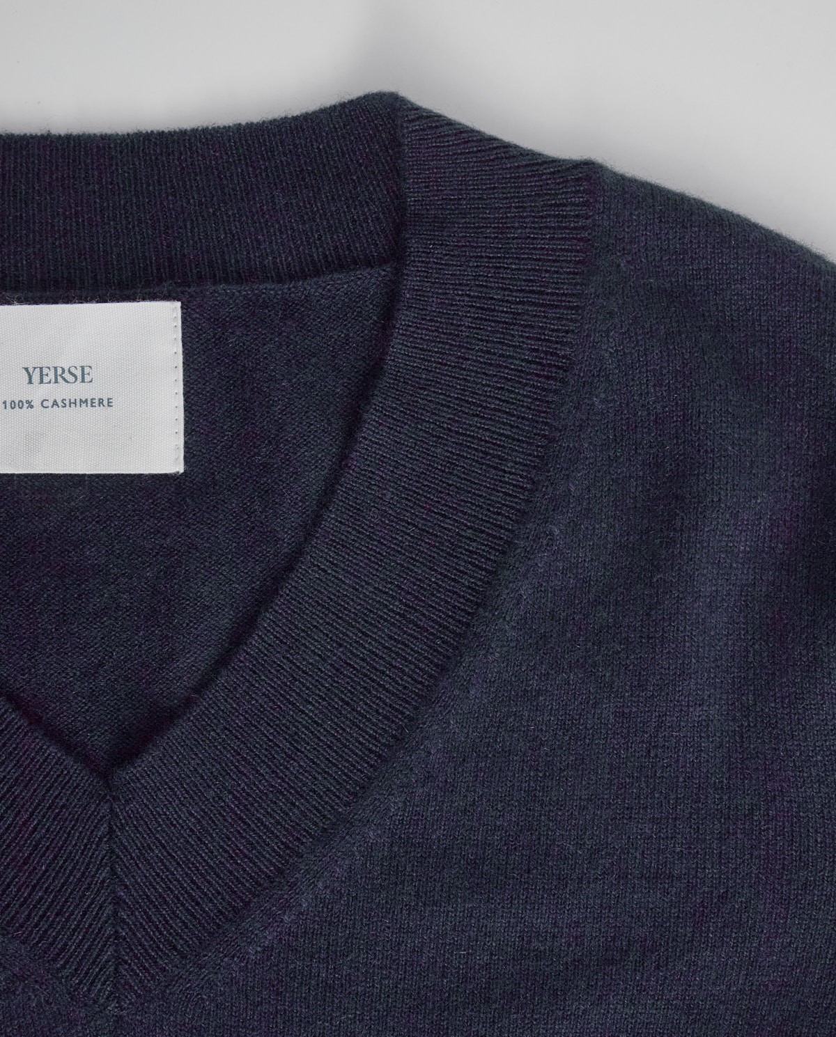 Jersey 100% cashmere azul oscuro para mujer – cuello pico, cálido, suave y ligero 8