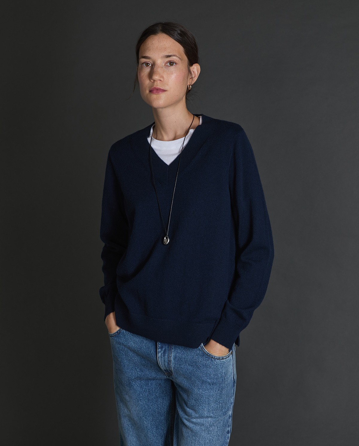 Jersey 100% cashmere azul oscuro para mujer – cuello pico, cálido, suave y ligero