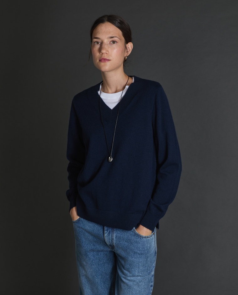 Jersey 100% cashmere azul oscuro para mujer – cuello pico, cálido, suave y ligero