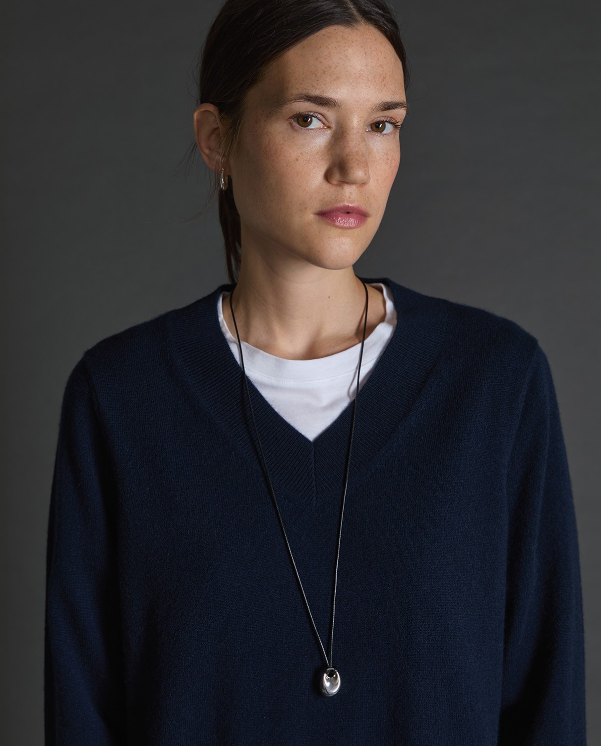 Jersey 100% cashmere azul oscuro para mujer – cuello pico, cálido, suave y ligero 1