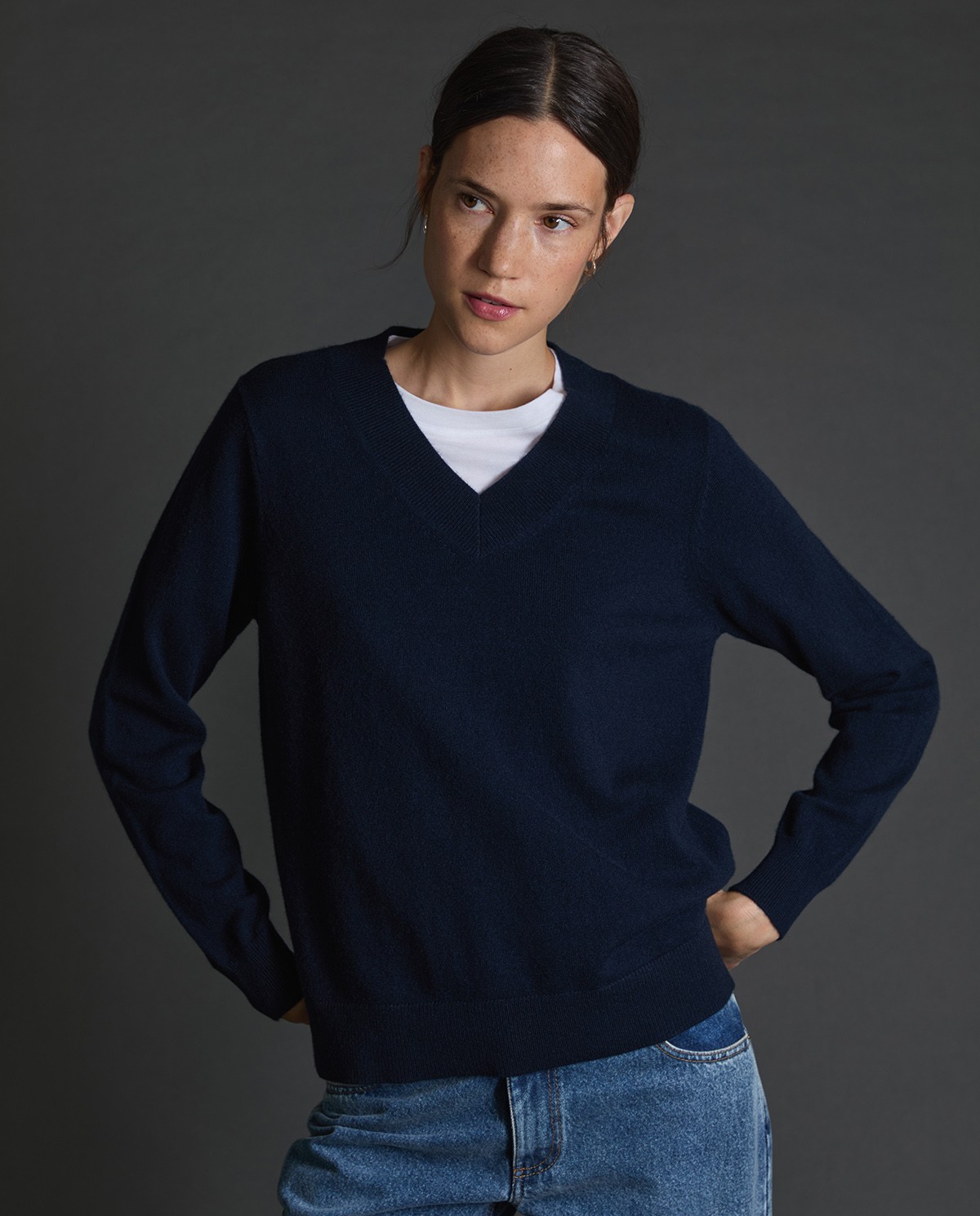 Jersey 100% cashmere azul oscuro para mujer – cuello pico, cálido, suave y ligero 3
