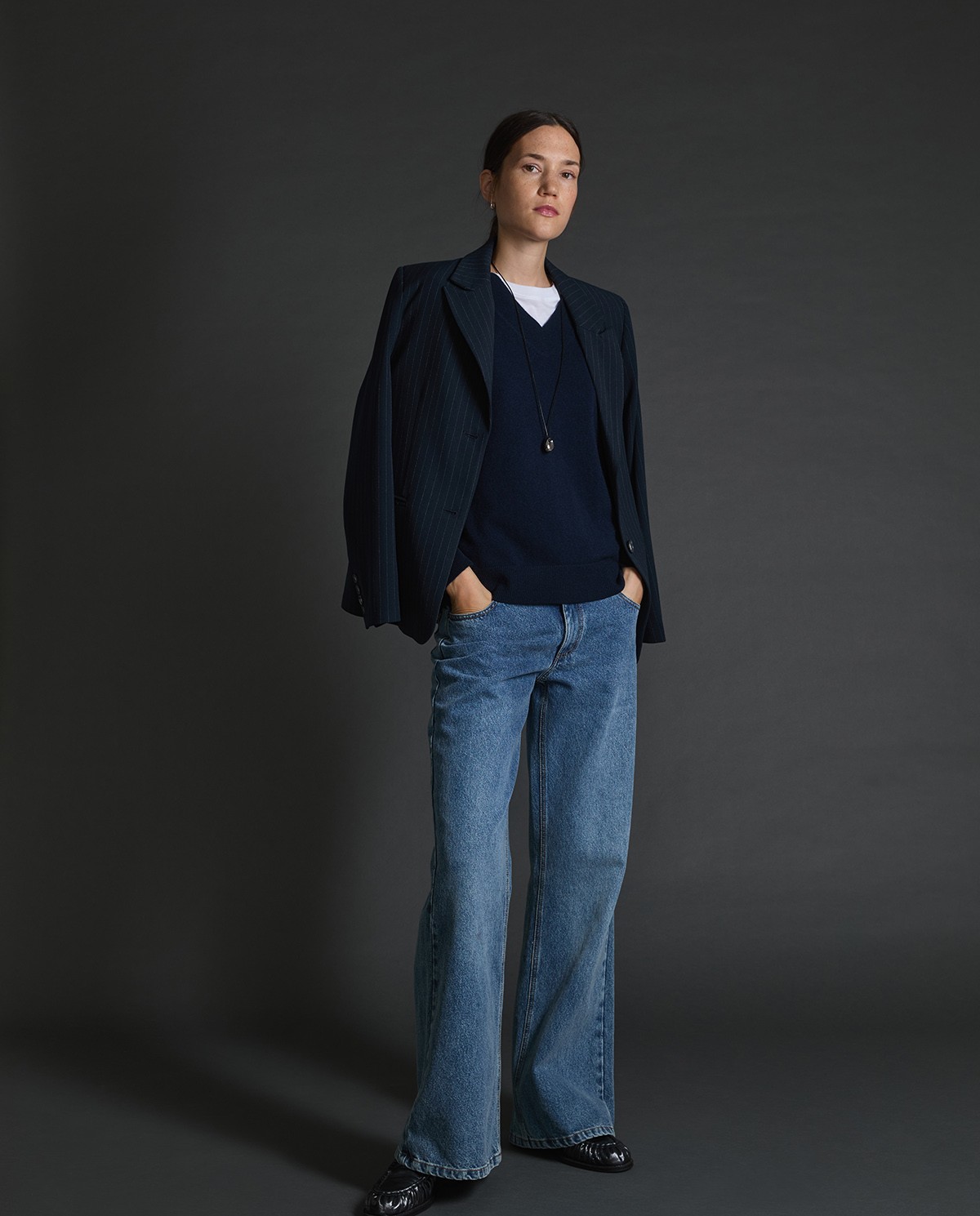 Jersey 100% cashmere azul oscuro para mujer – cuello pico, cálido, suave y ligero 6