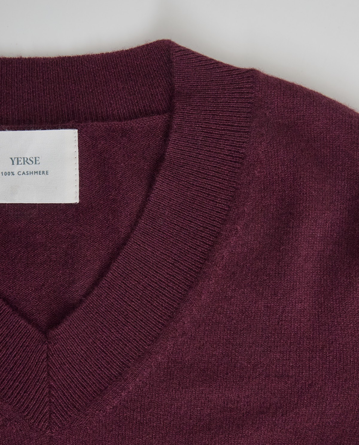 Jersey 100% cashmere berenjena para mujer – cuello pico, cálido, suave y elegante 8