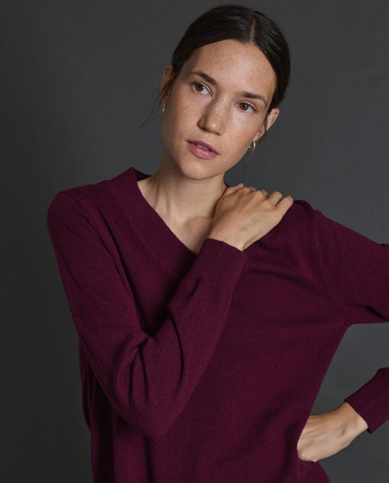 Jersey 100% cashmere berenjena para mujer – cuello pico, cálido, suave y elegante