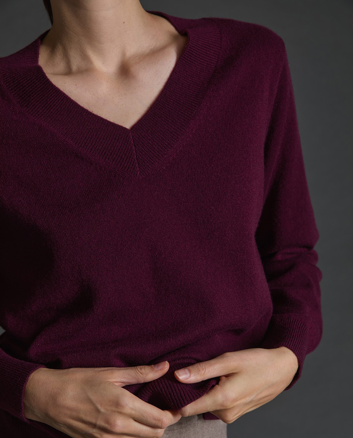 Jersey 100% cashmere berenjena para mujer – cuello pico, cálido, suave y elegante 1