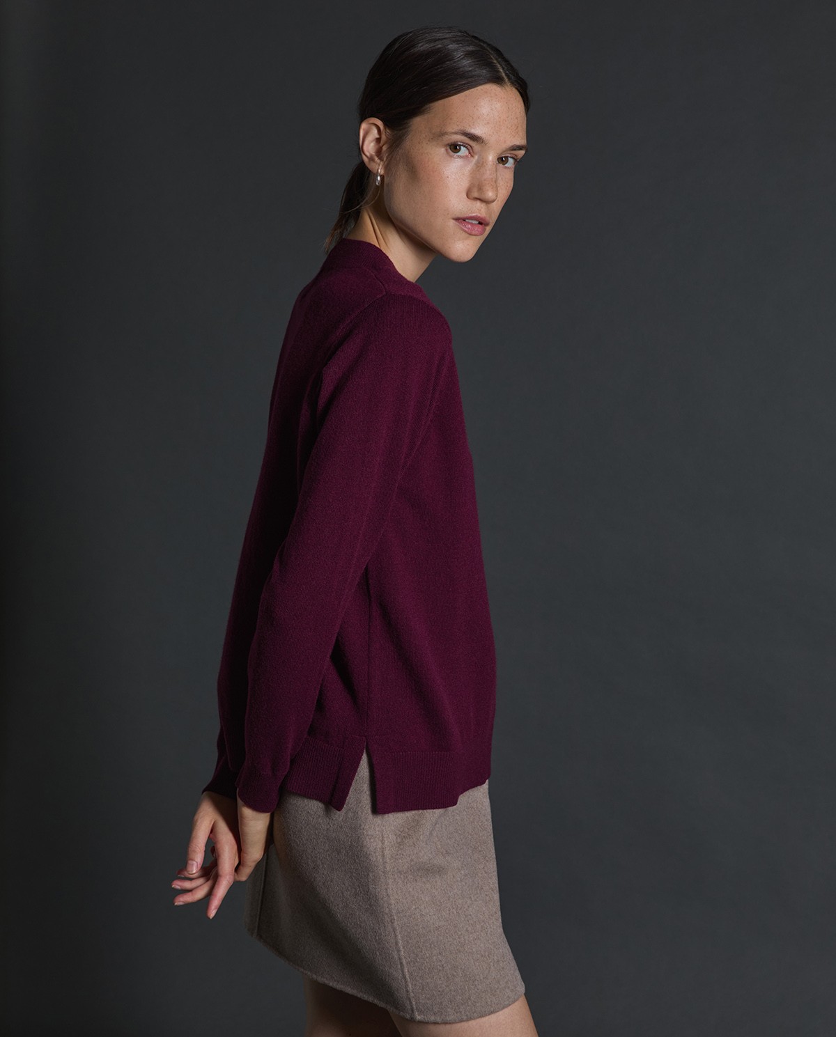Jersey 100% cashmere berenjena para mujer – cuello pico, cálido, suave y elegante 3