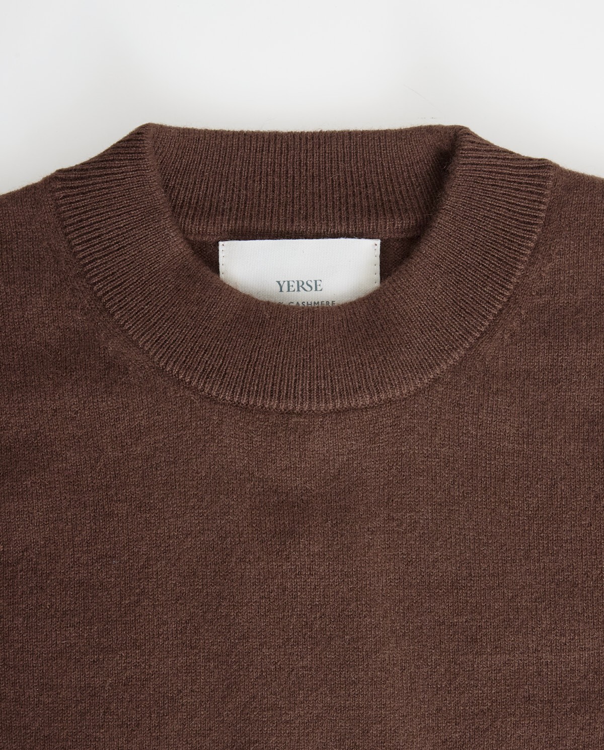 Jersey 100% cashmere para mujer – cuello redondo, manga larga y aberturas laterales 9