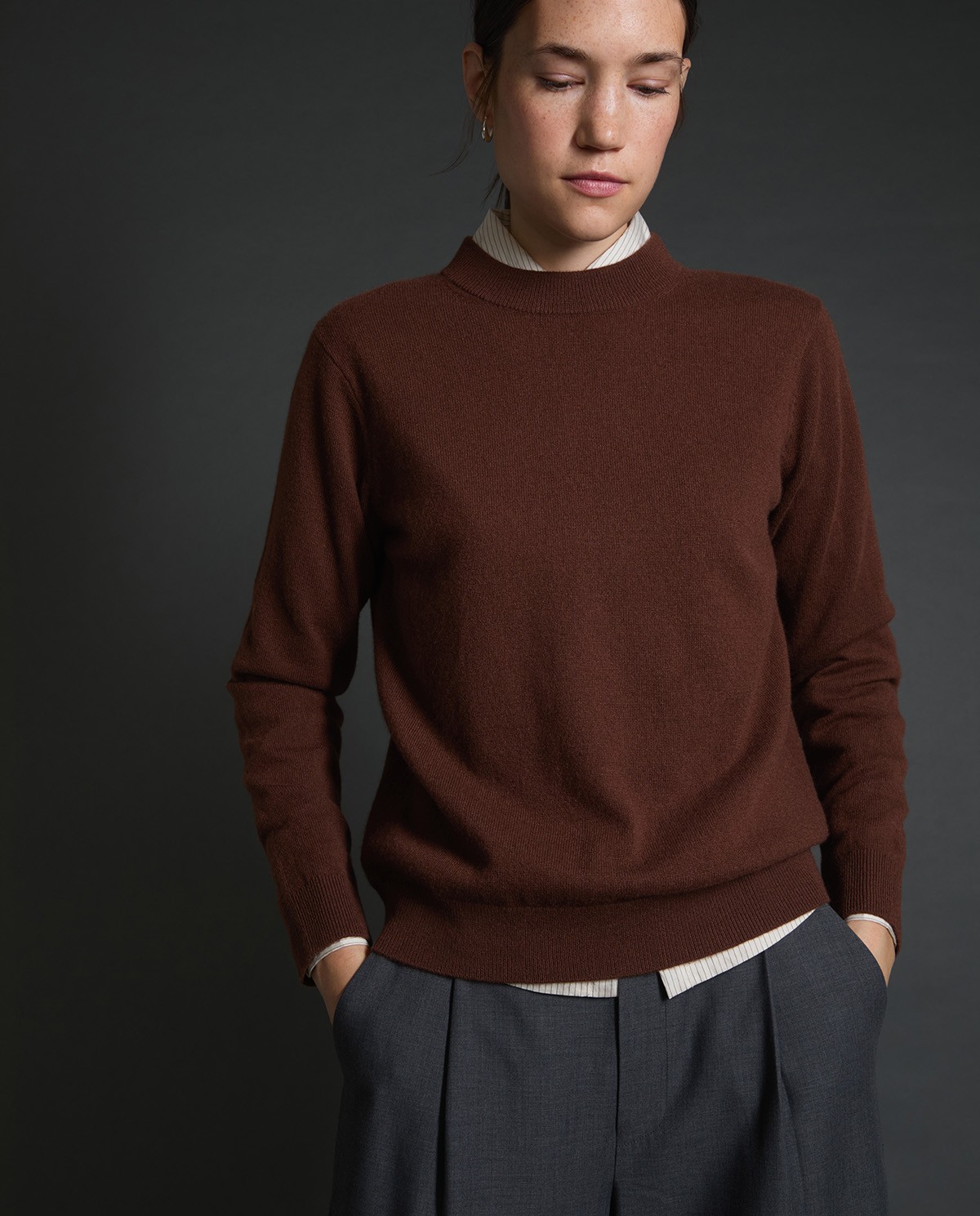 Jersey 100% cashmere para mujer – cuello redondo, manga larga y aberturas laterales 1