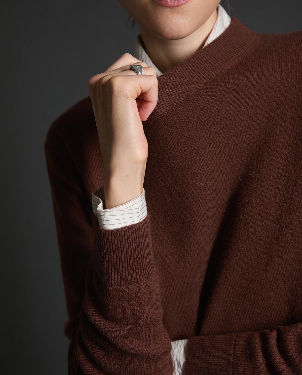 Jersey 100% cashmere para mujer – cuello redondo, manga larga y aberturas laterales 3