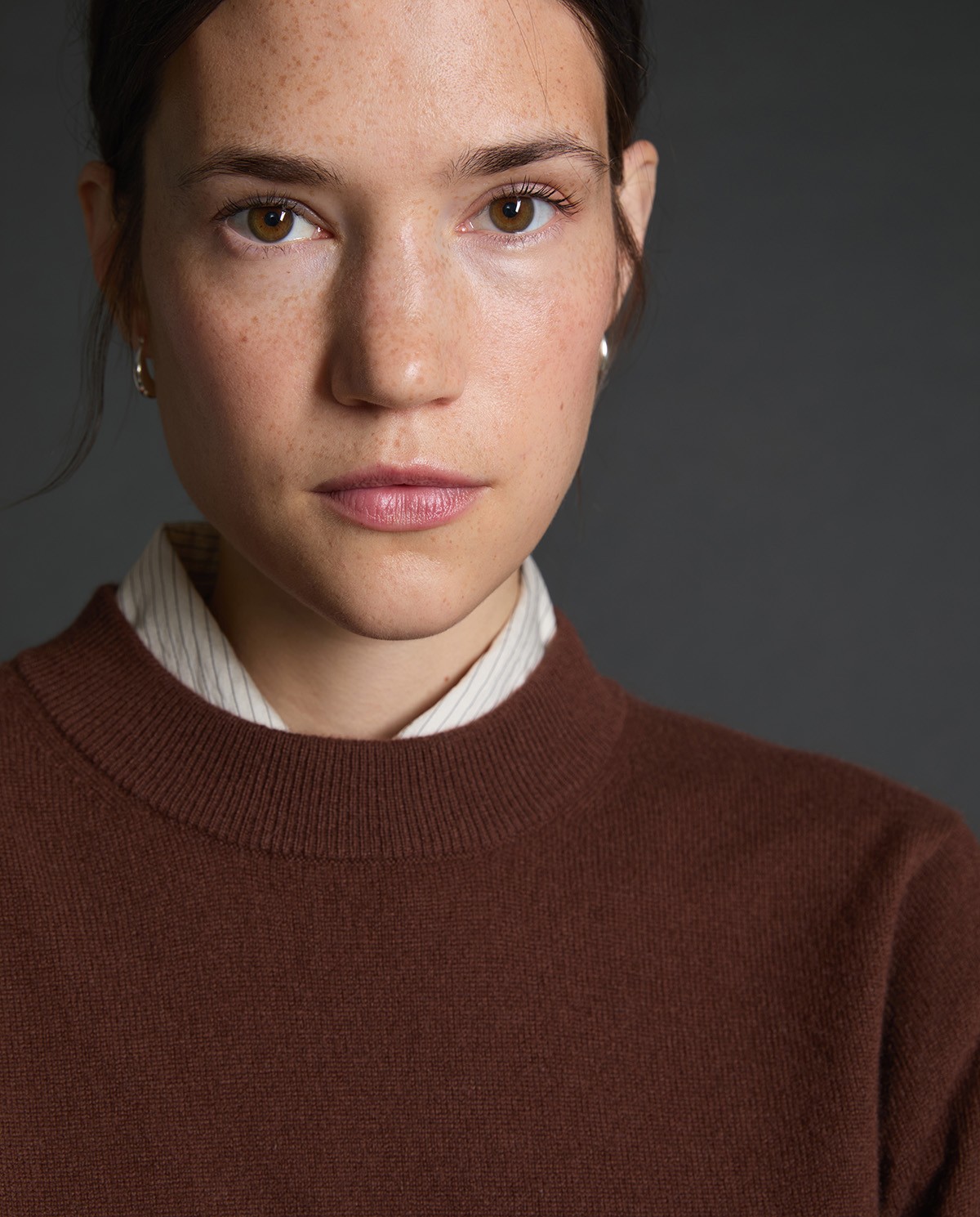 Jersey 100% cashmere para mujer – cuello redondo, manga larga y aberturas laterales 2