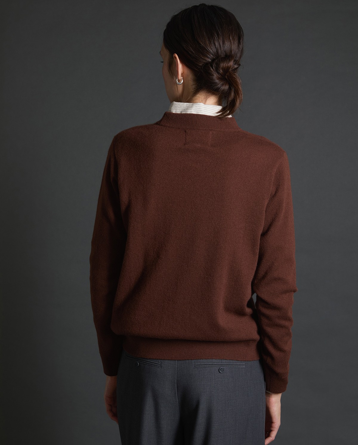 Jersey 100% cashmere para mujer – cuello redondo, manga larga y aberturas laterales 4